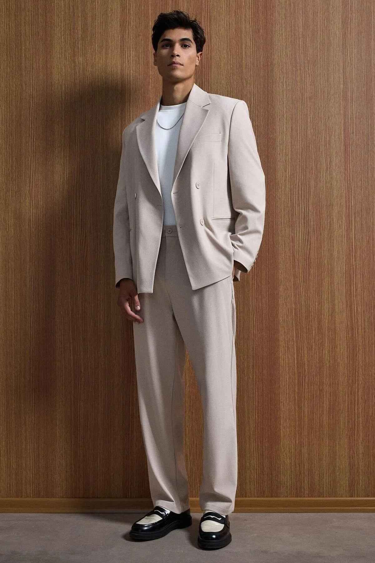 Men's beige oversized suit, front view: blazer with notch lapels and trousers