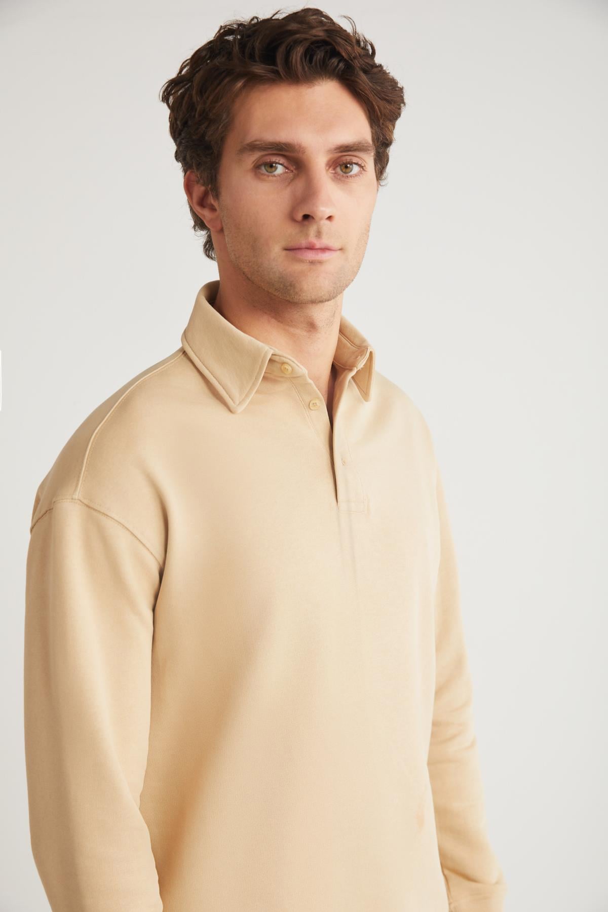 Men's beige relaxed-fit crewneck sweatshirt, front view with ribbed cuffs and hem