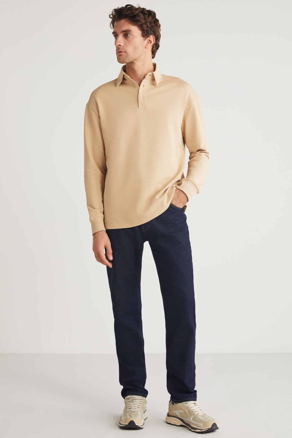 Men's beige relaxed-fit crewneck sweatshirt, side view with long sleeves and ribbed hem