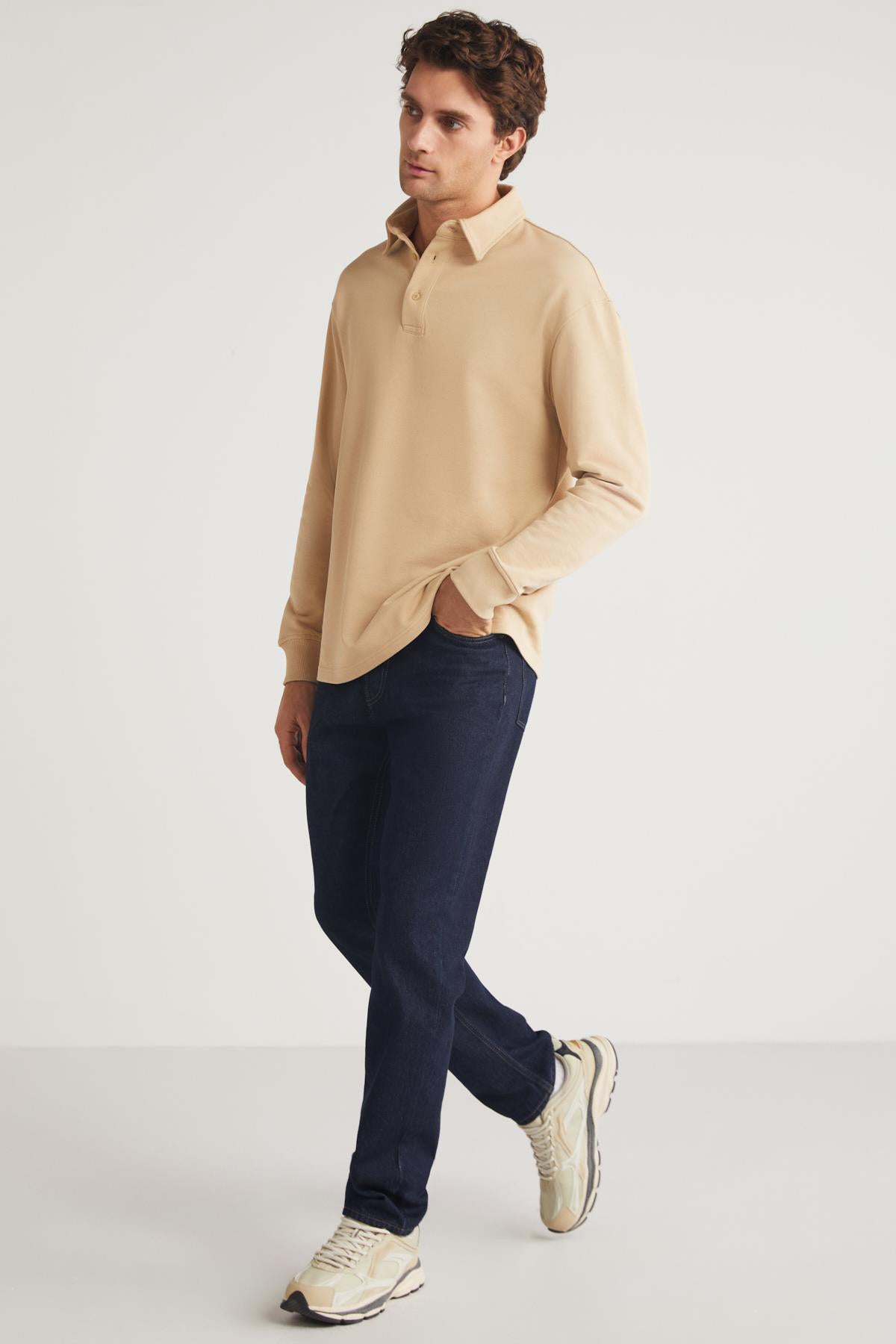 Men's beige relaxed-fit crewneck sweatshirt, side walking pose with crew neckline