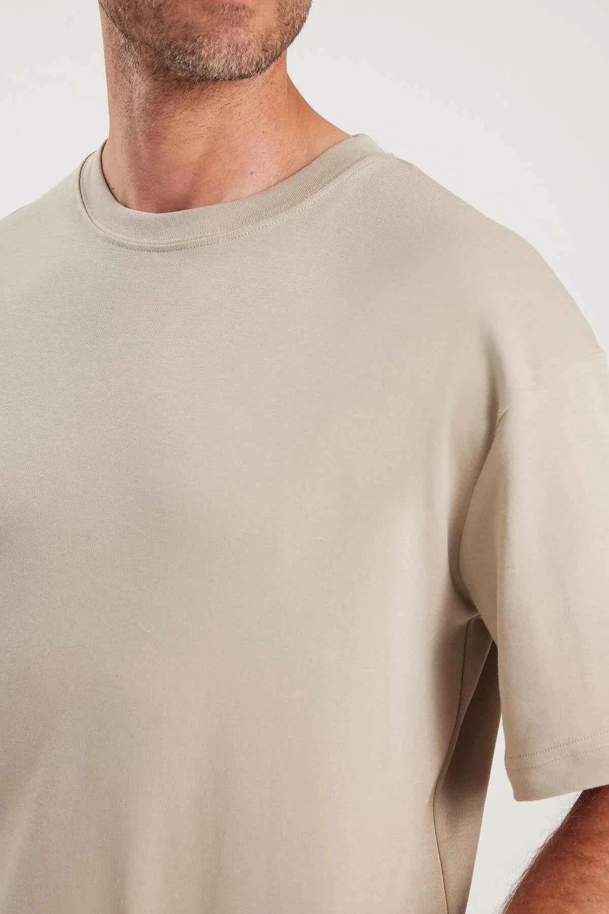 Beige oversize T-shirt crew neck with short sleeves, front detail