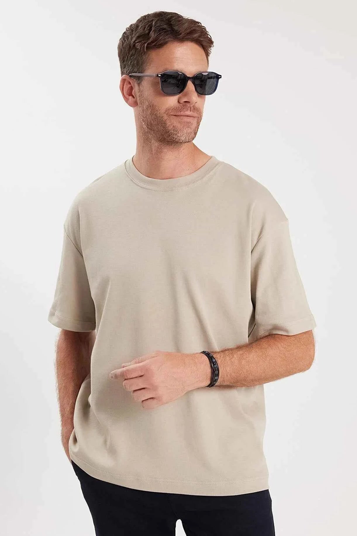 Oversize beige T-shirt with crew neck and short sleeves, drape detail