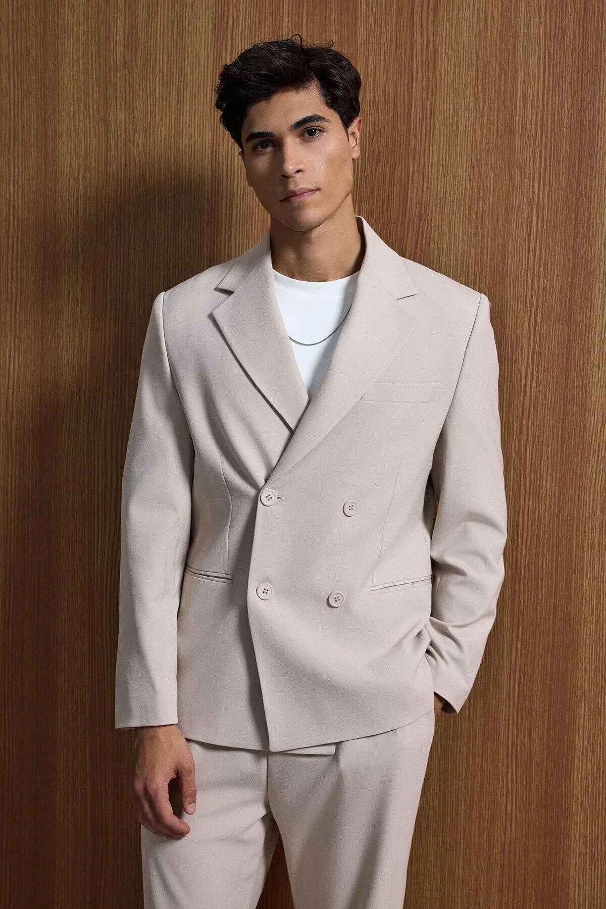 Men's beige oversized suit, front close-up: double-breasted blazer and trousers
