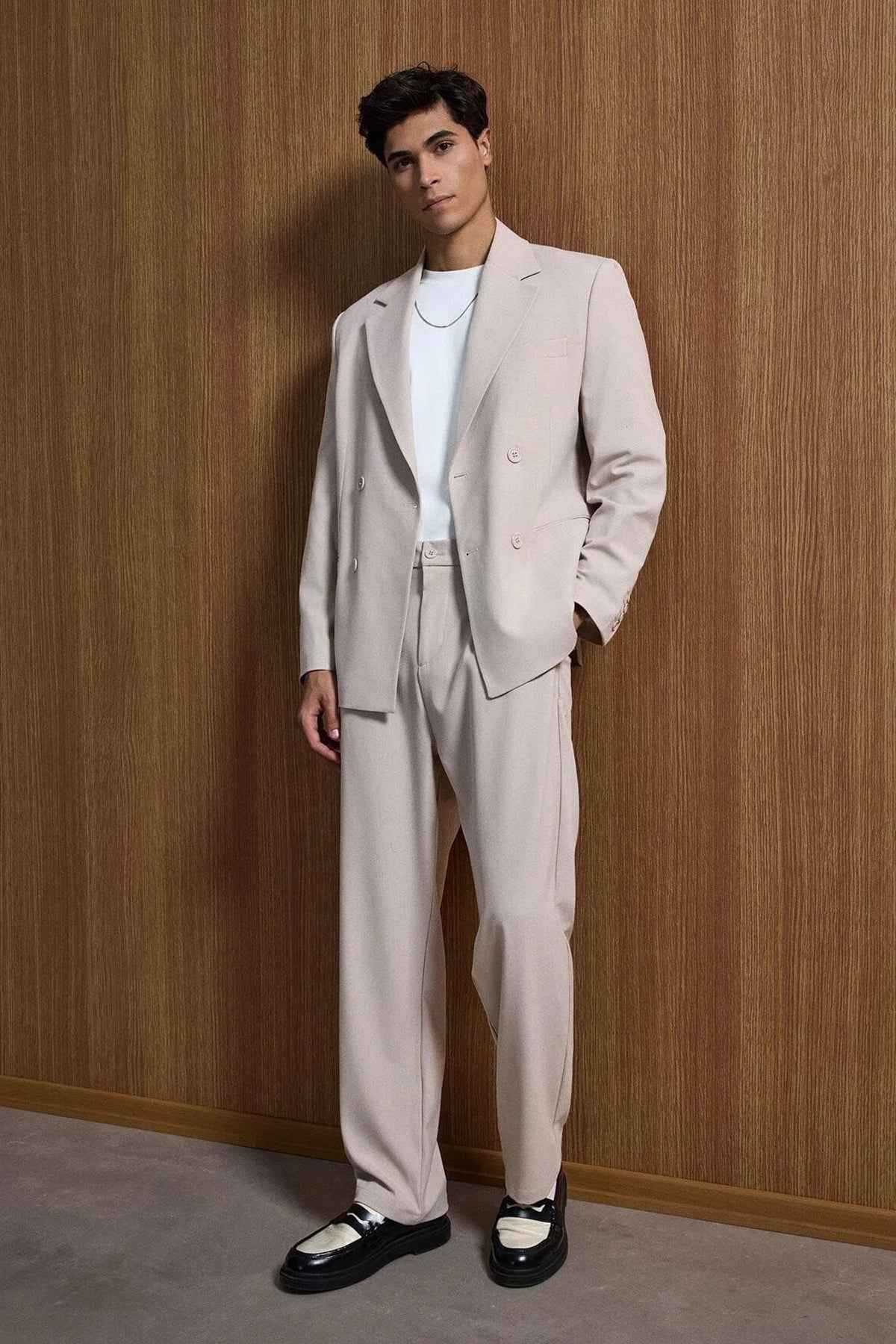 Men's beige oversized suit, side view: blazer with pockets and matching trousers