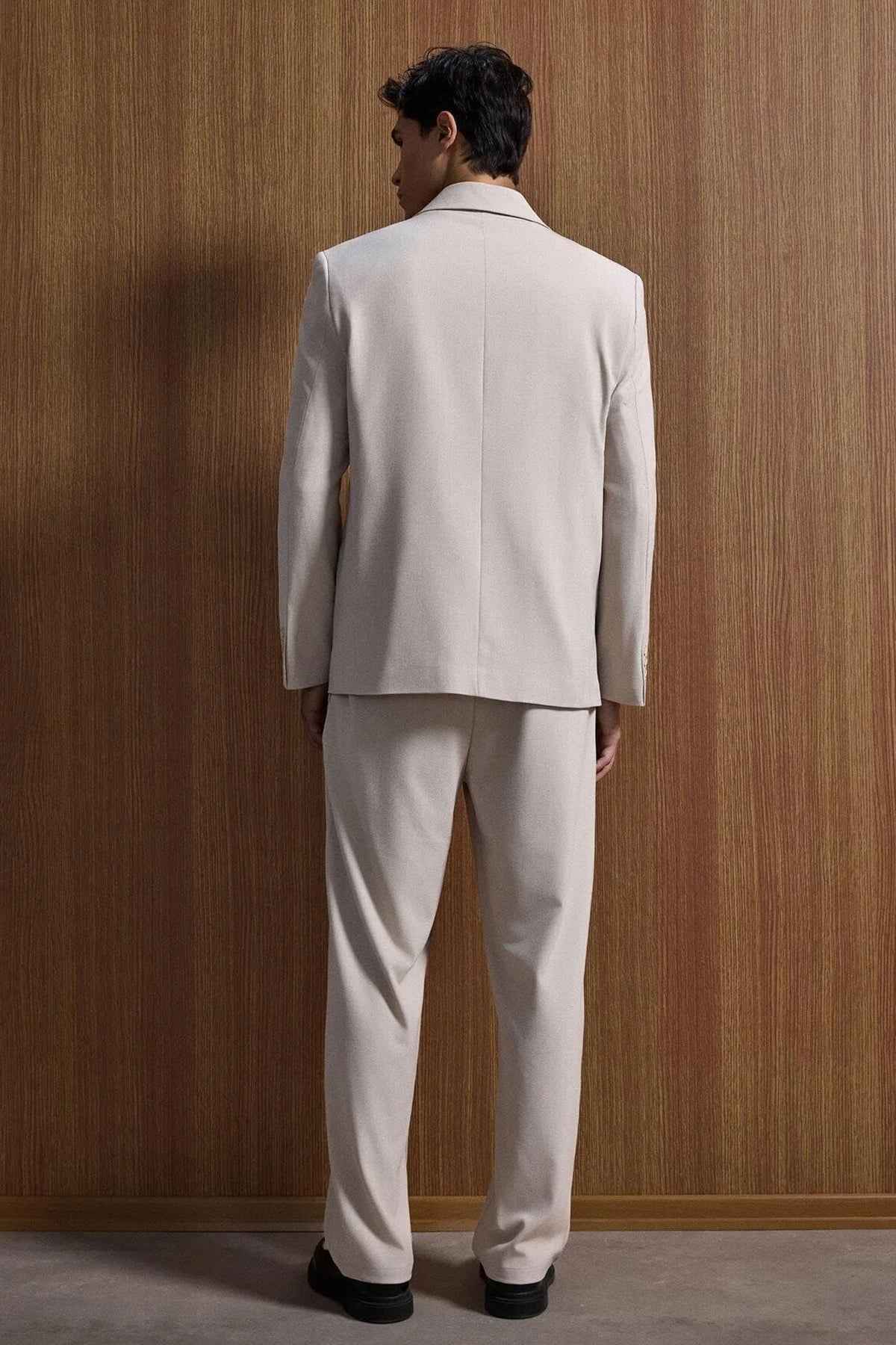 Men's beige oversized suit, back view: blazer and matching trousers