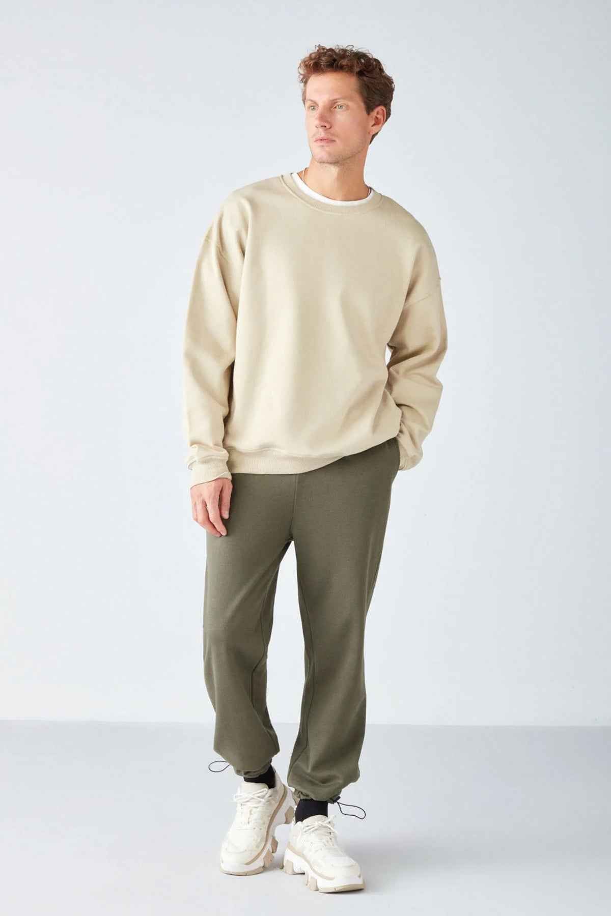 Men's beige oversized sweatshirt with crew neck; long sleeves and ribbed hem, Stephan