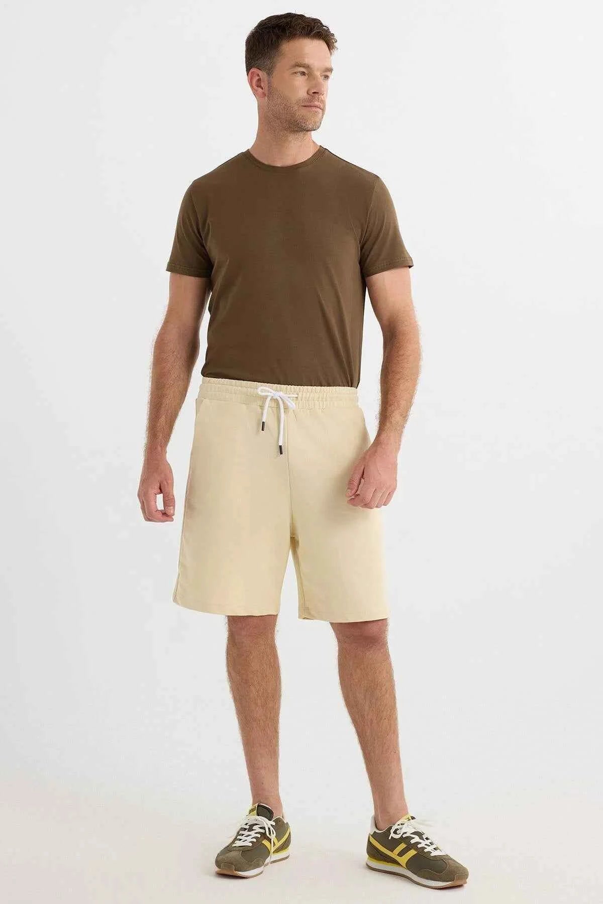 Men's light beige shorts with straight hem, drawstring waistband and side pockets