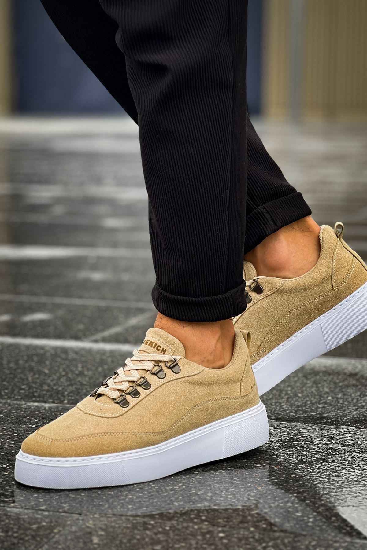 Beige suede low-top sneakers with white sole and lace eyelets, three-quarter view