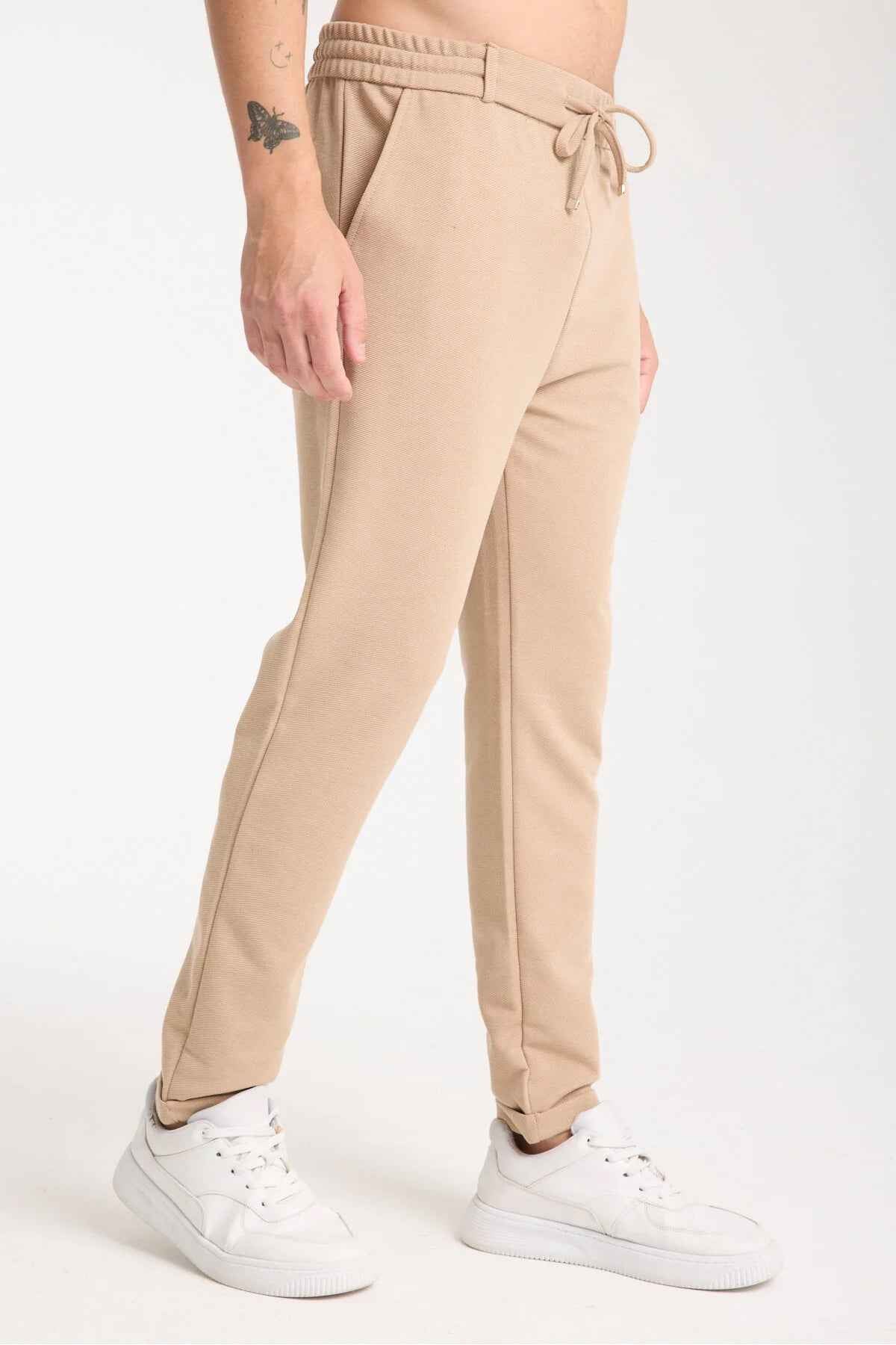 Beige sweatpants with cuffed ankle and drawstring waist