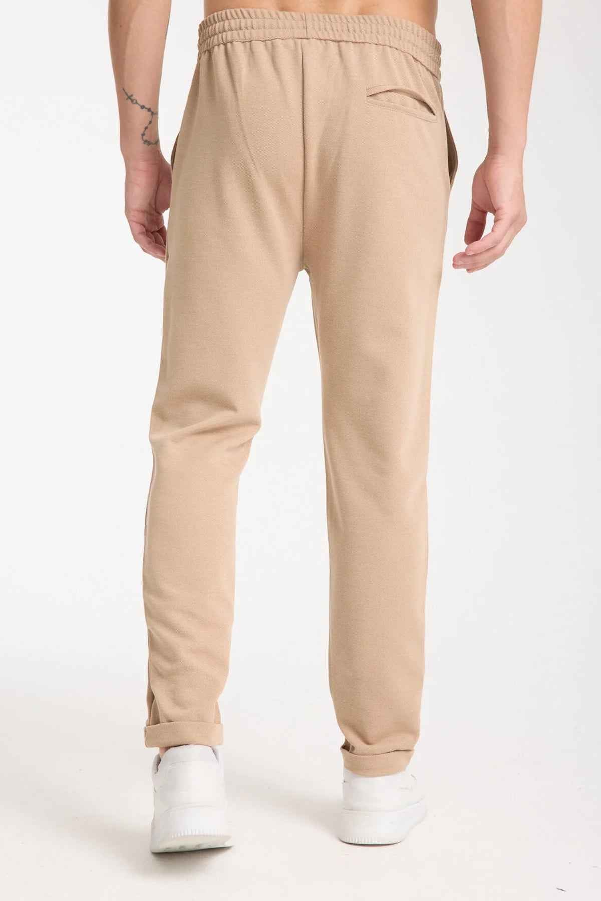Beige sweatpants with tapered leg and side pocket detail