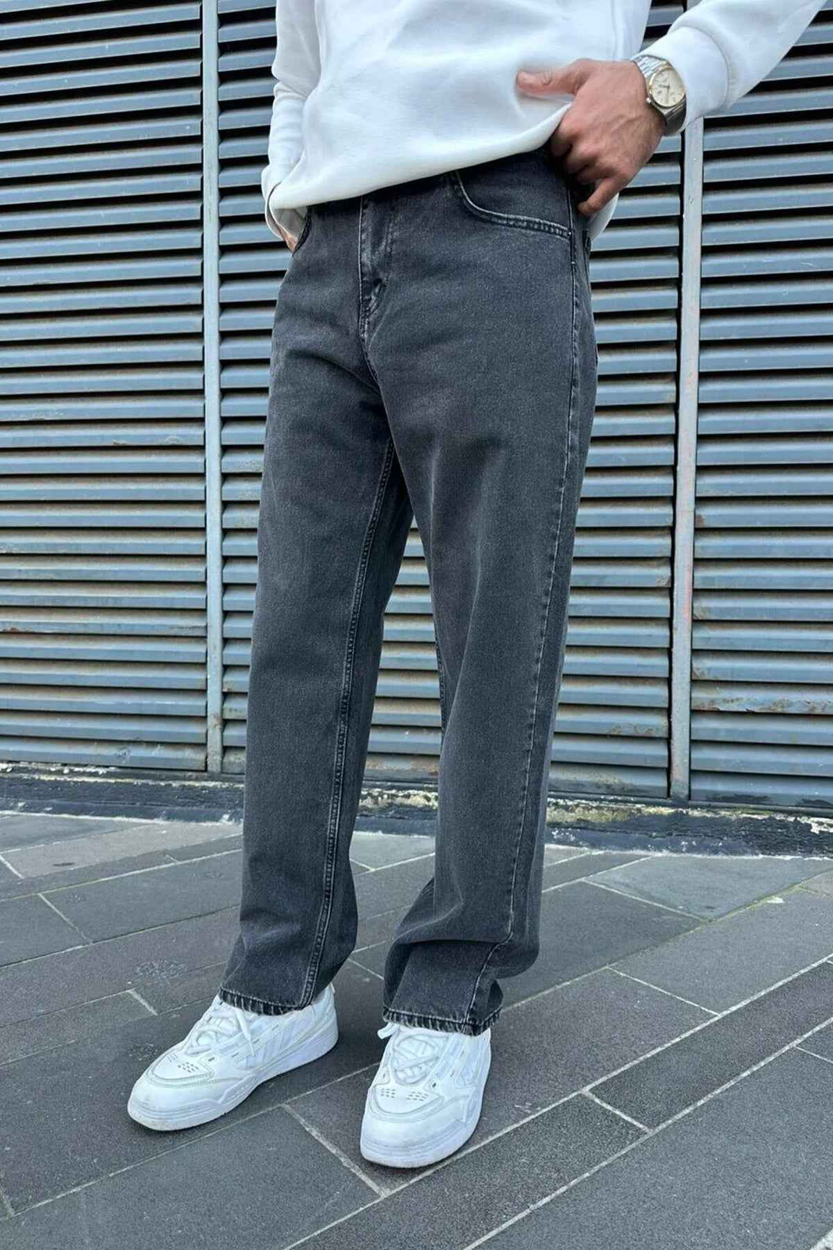 Men's baggy dark jeans with front seam and relaxed fit, cuffed ankle hem