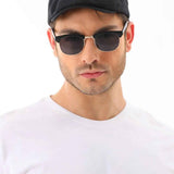 Men's black flat cap, curved brim and stitched crown