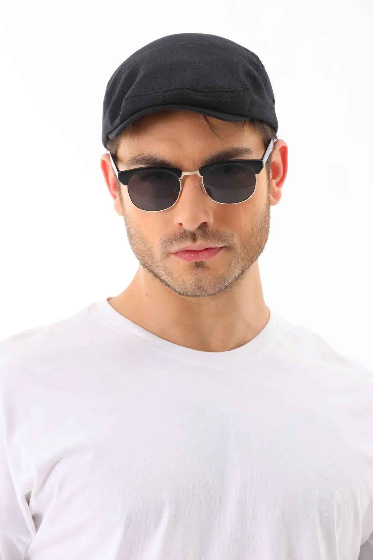 Men's black flat cap, curved brim and stitched crown
