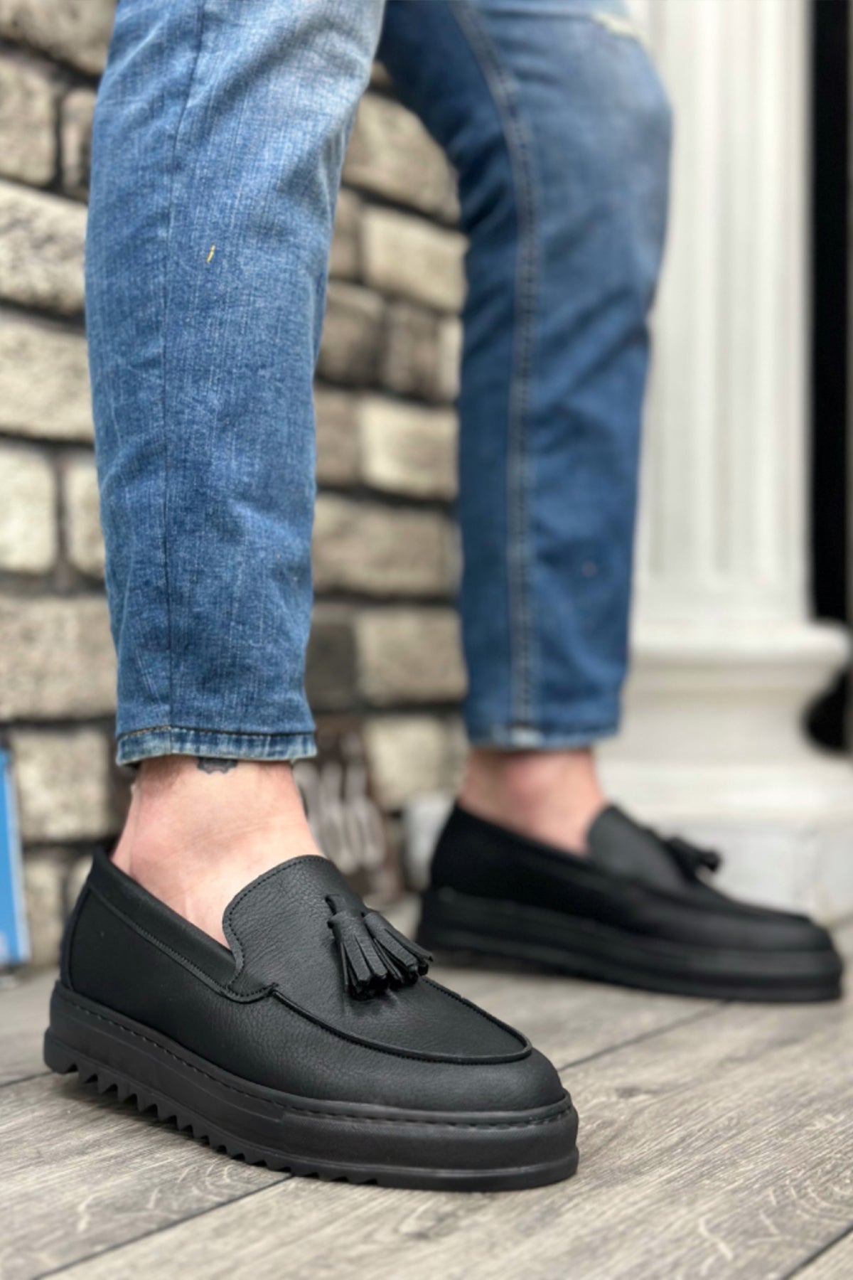 Men's black loafer shoes with tassel fringe and thick rubber sole