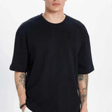 Men's oversize black crew-neck T-shirt with short sleeves, relaxed fit