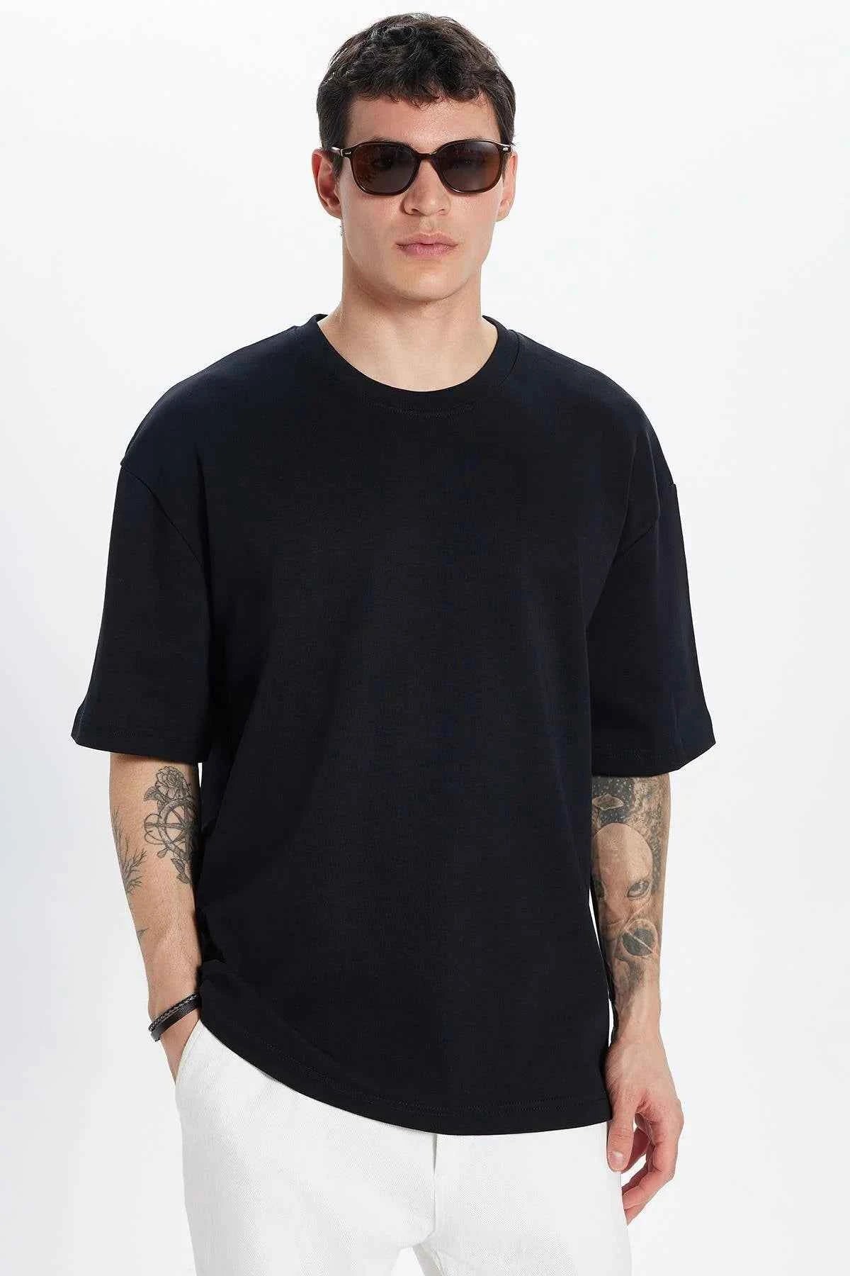 Men's oversize black crew-neck T-shirt with short sleeves, relaxed fit