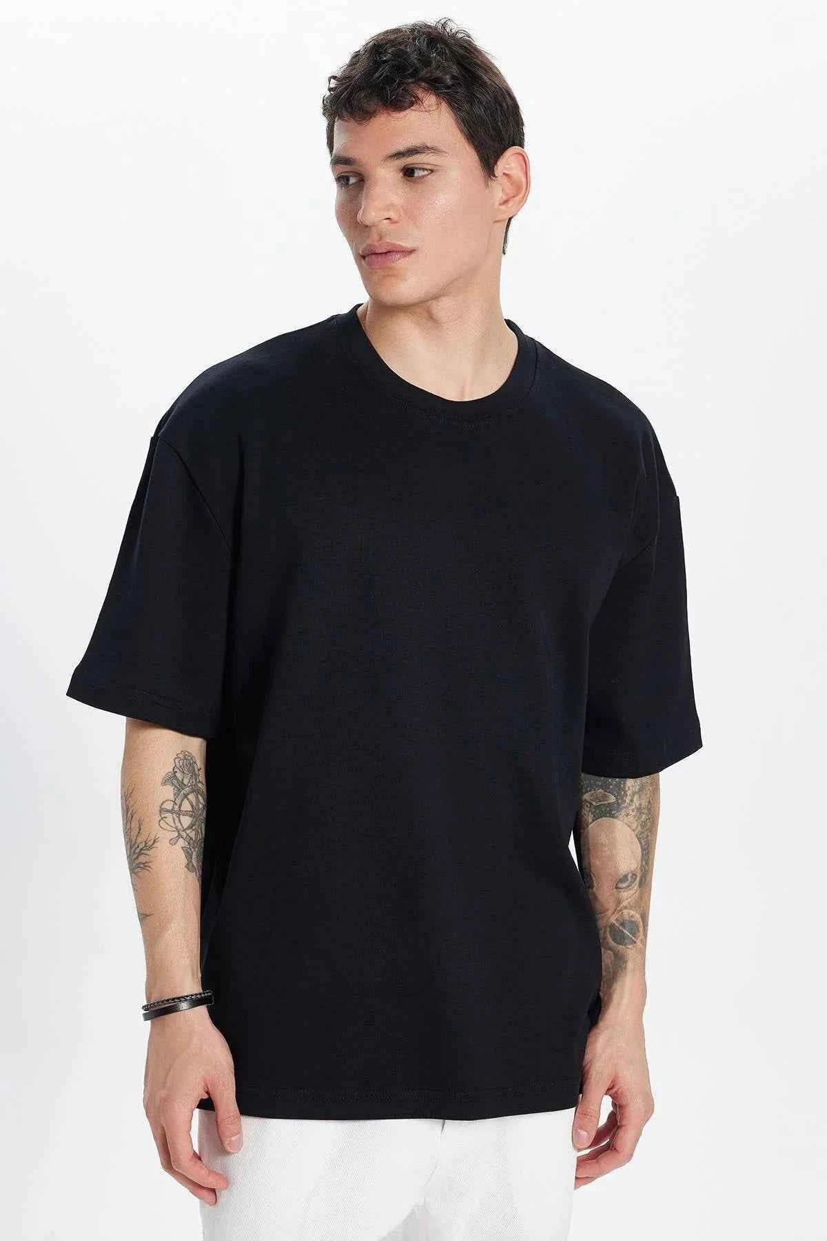 Men's oversize black crew-neck T-shirt with short sleeves, relaxed fit