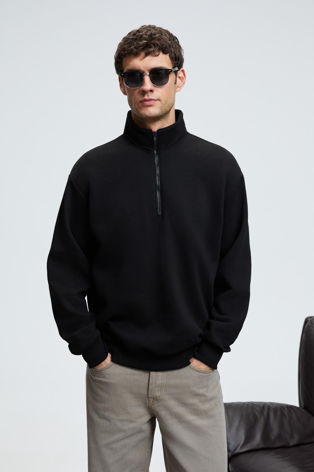 Men's black relaxed zip stand-collar sweatshirt with long sleeves