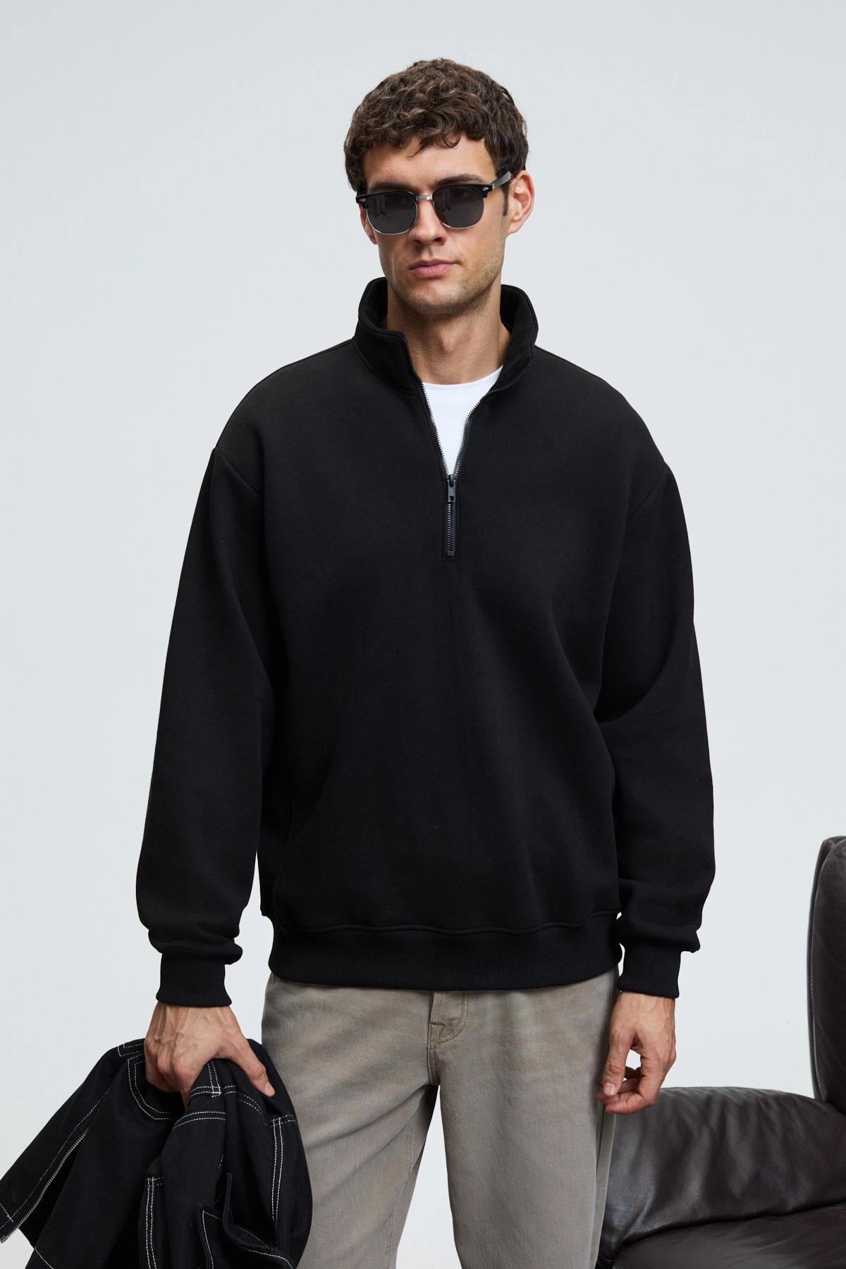 Black zip stand-collar sweatshirt with ribbed hem and relaxed fit