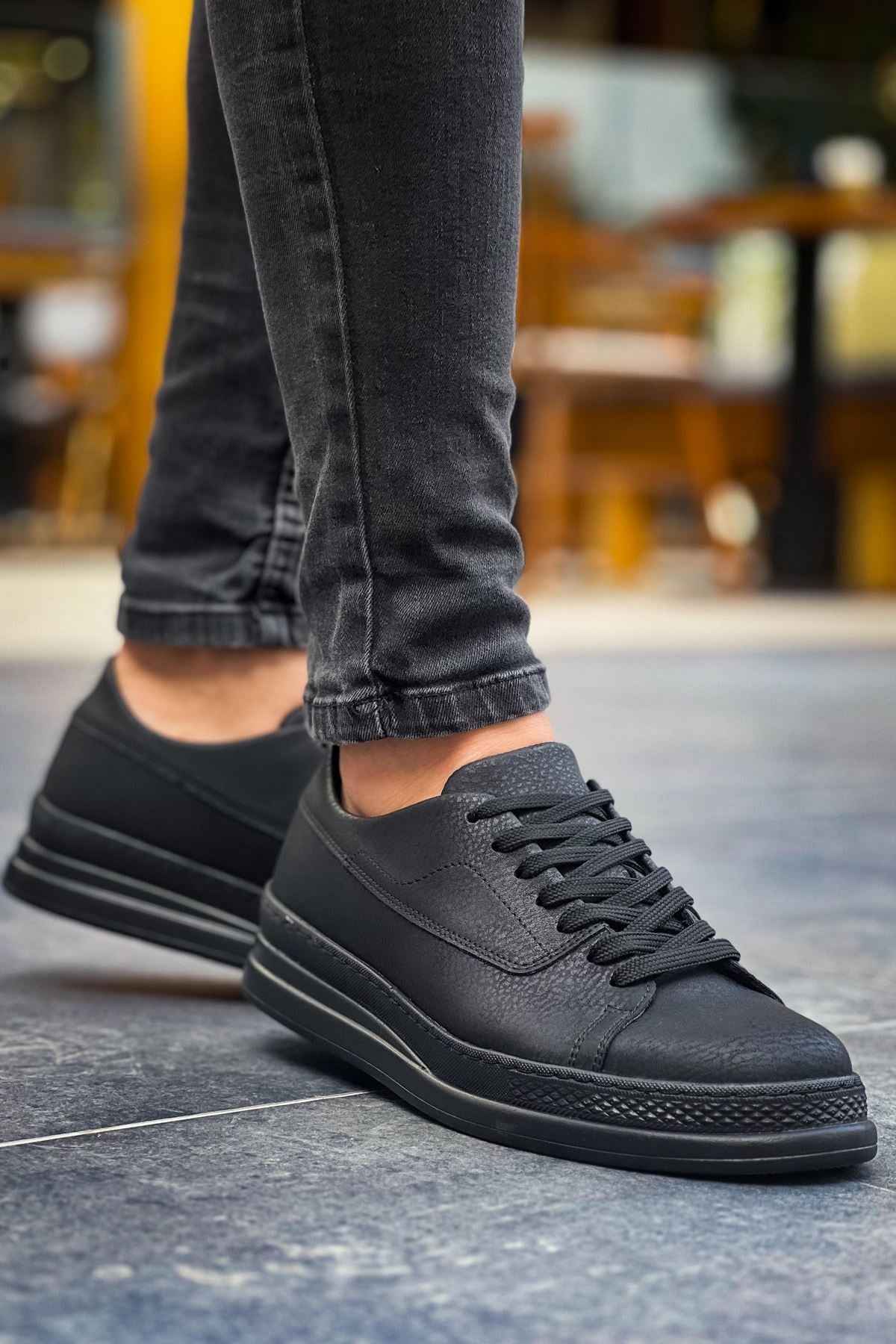 Men's black low-top sneakers, lace-up with rubber sole and textured side panels