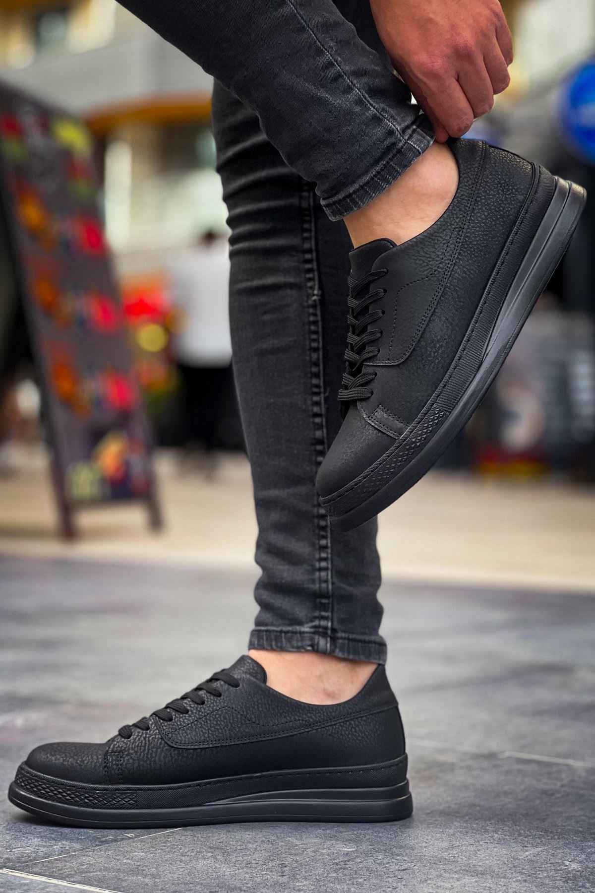 Men's black low-top sneakers, lace-up with cushioned collar and rubber outsole