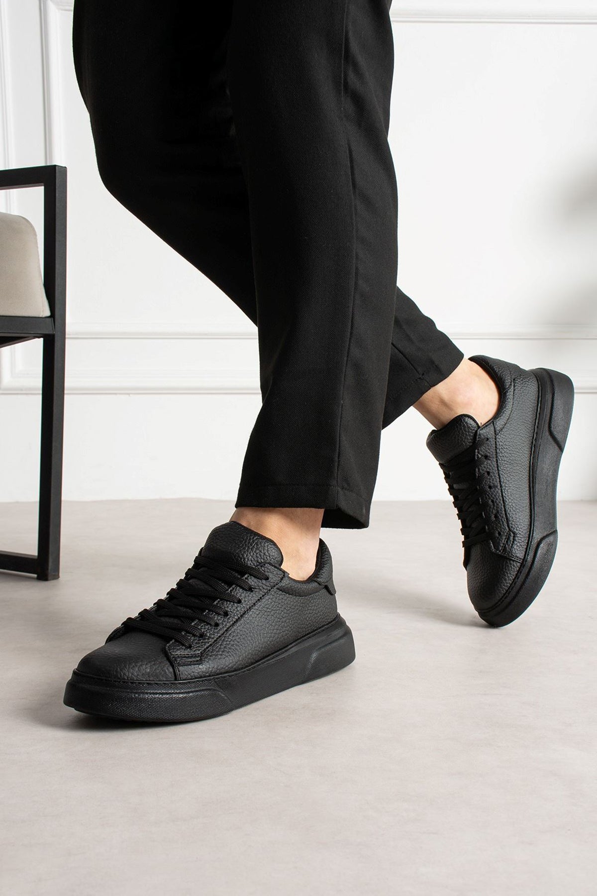 Men's black lace-up sneakers with low profile and thick rubber outsole