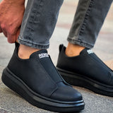 Men's black slip-on sneakers with side gore, cushioned sole and REMS heel label