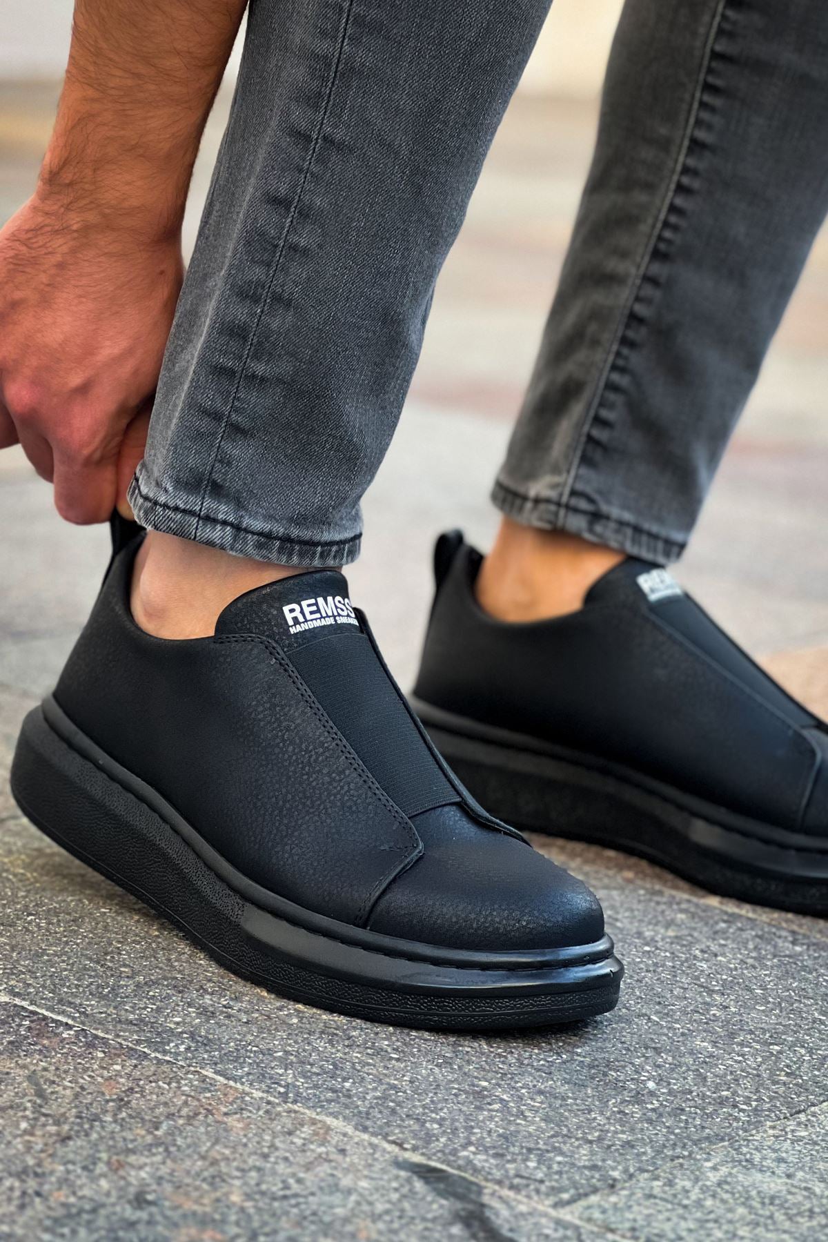 Men's black slip-on sneakers with side gore, cushioned sole and REMS heel label