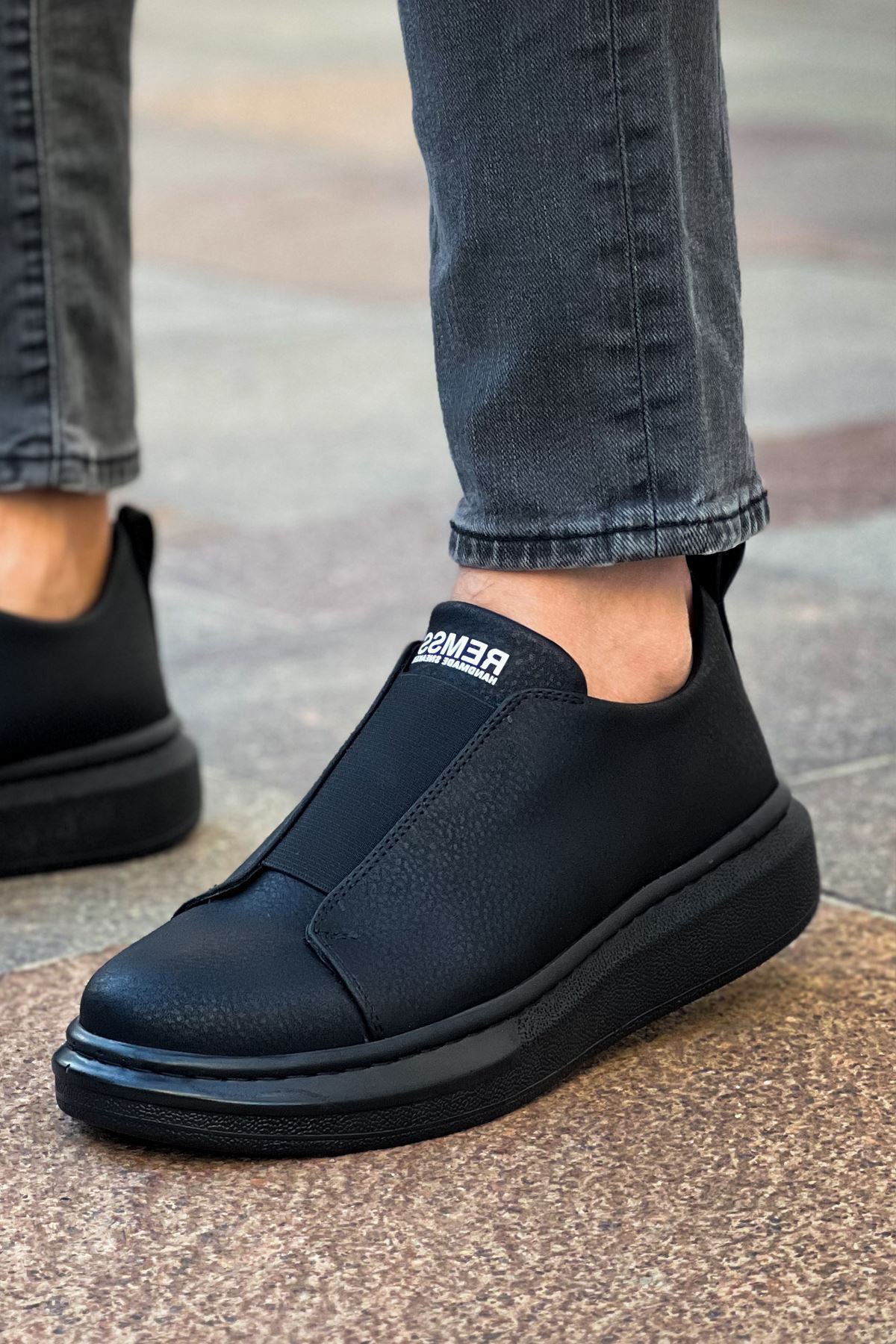 Men's black slip-on sneakers, low-profile rubber sole, REMS logo on heel