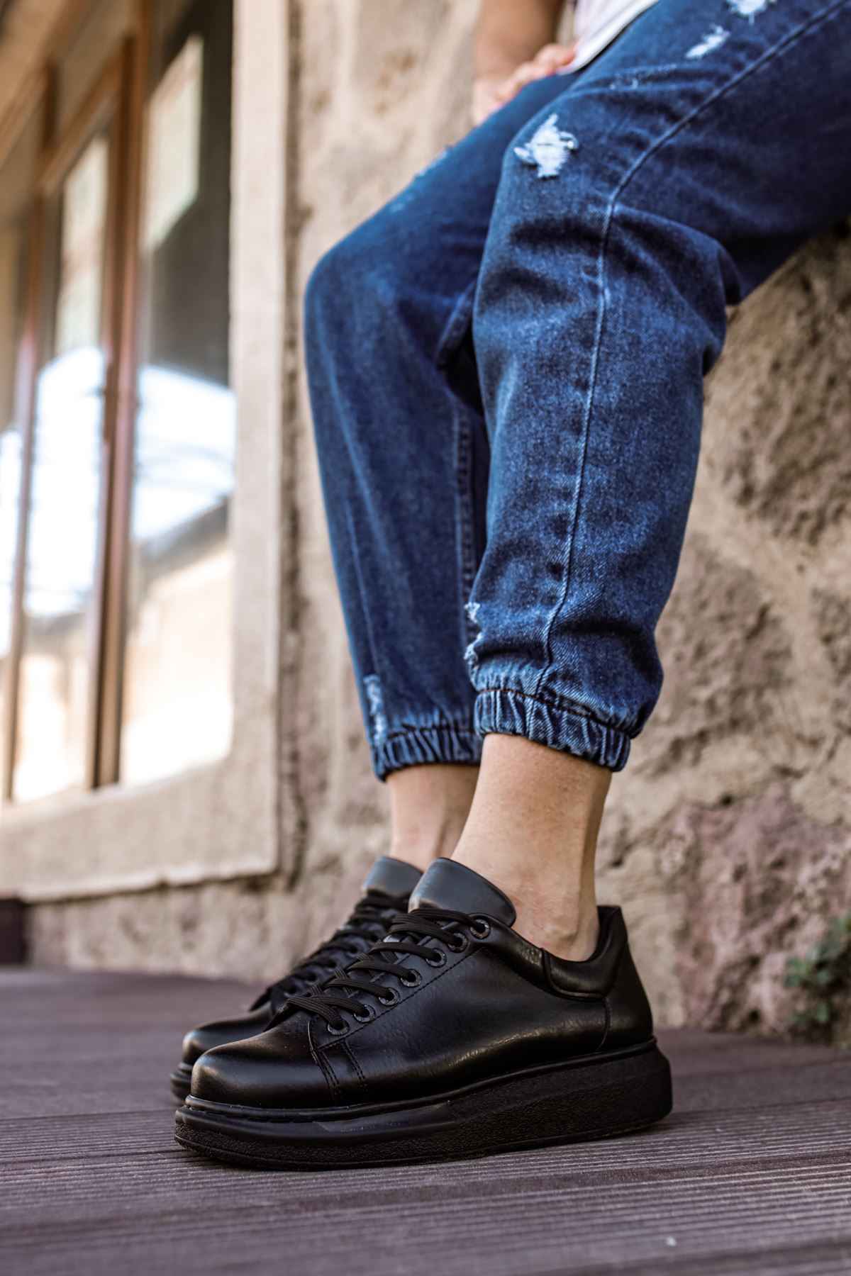 Men's black lace-up sneakers with rounded toe and rubber sole