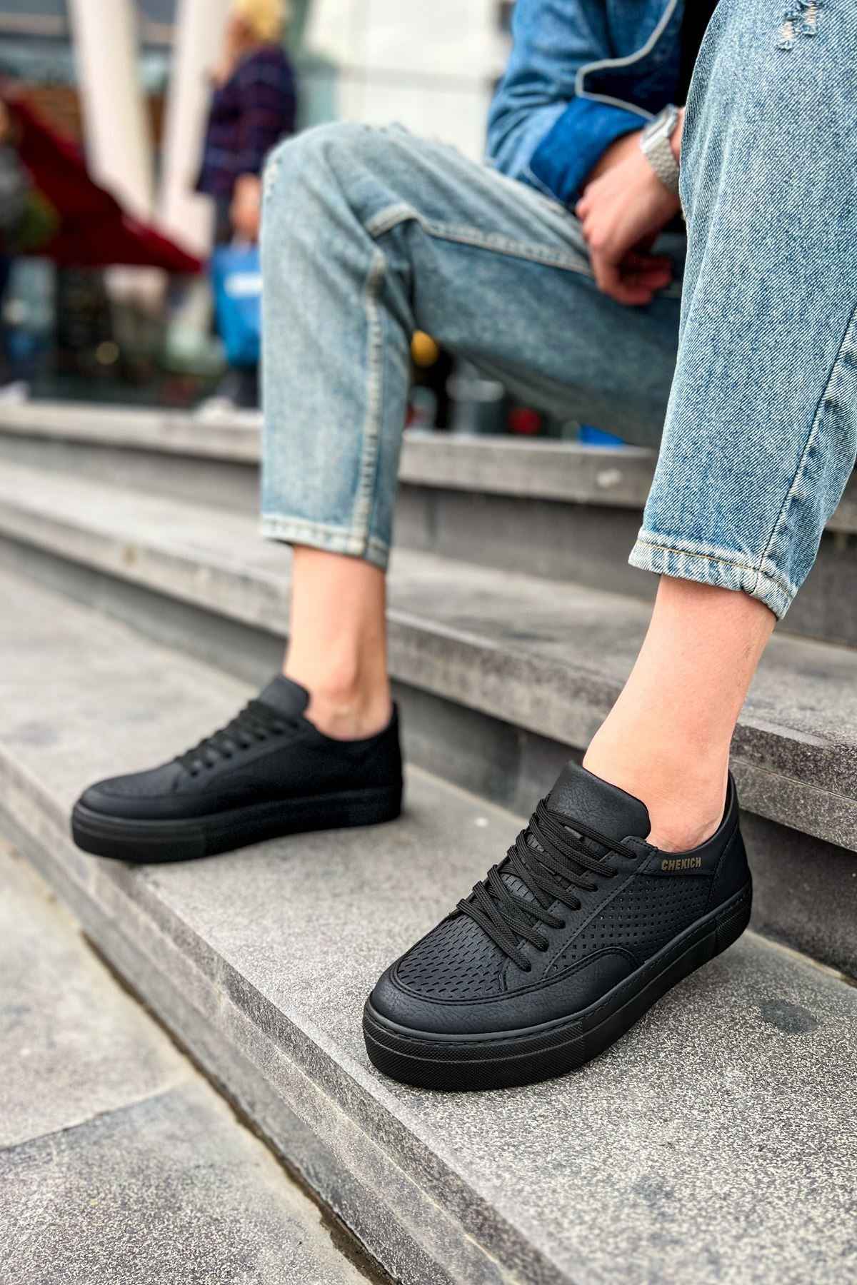 Men's Lix black lace-up sneakers, low profile with padded collar and rubber sole