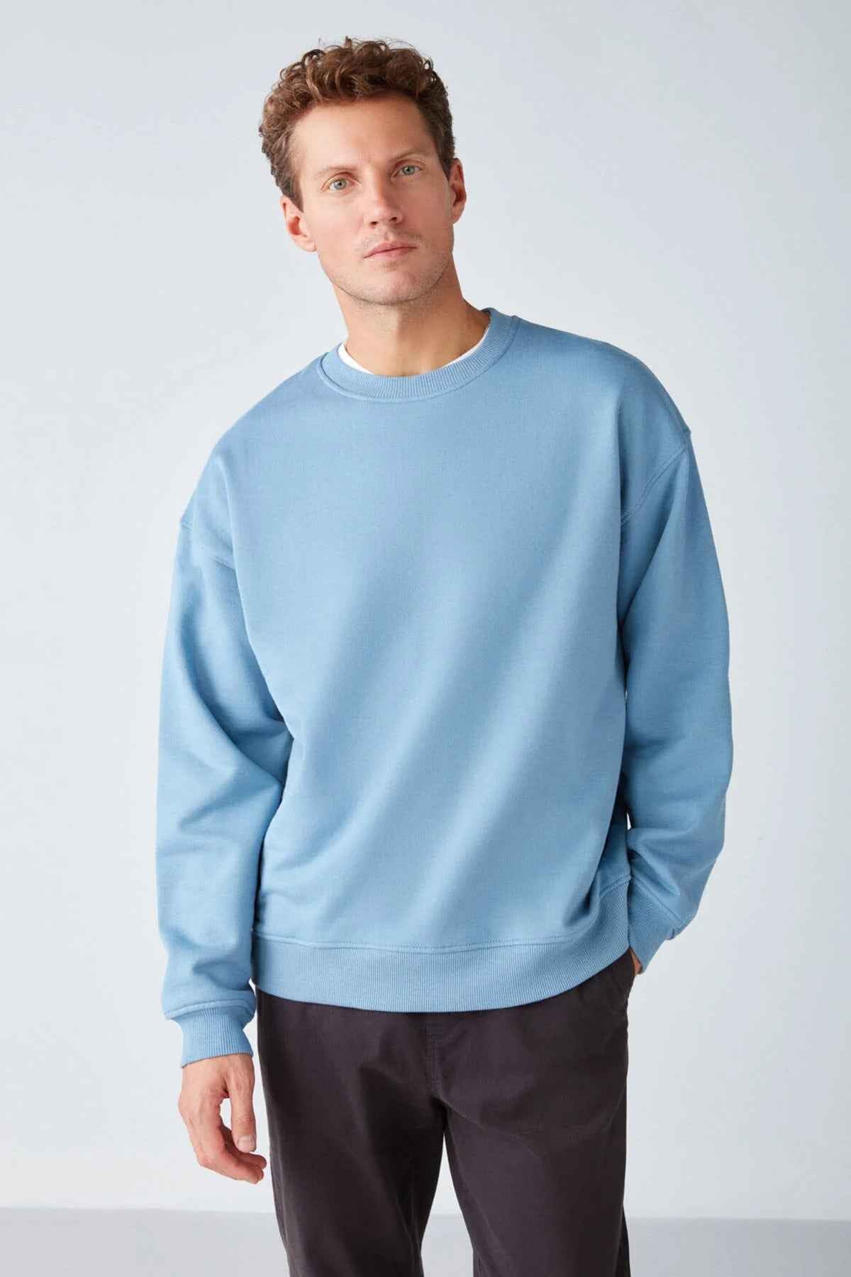 Men's oversized light blue sweatshirt with crew neck and long sleeves, ribbed cuffs