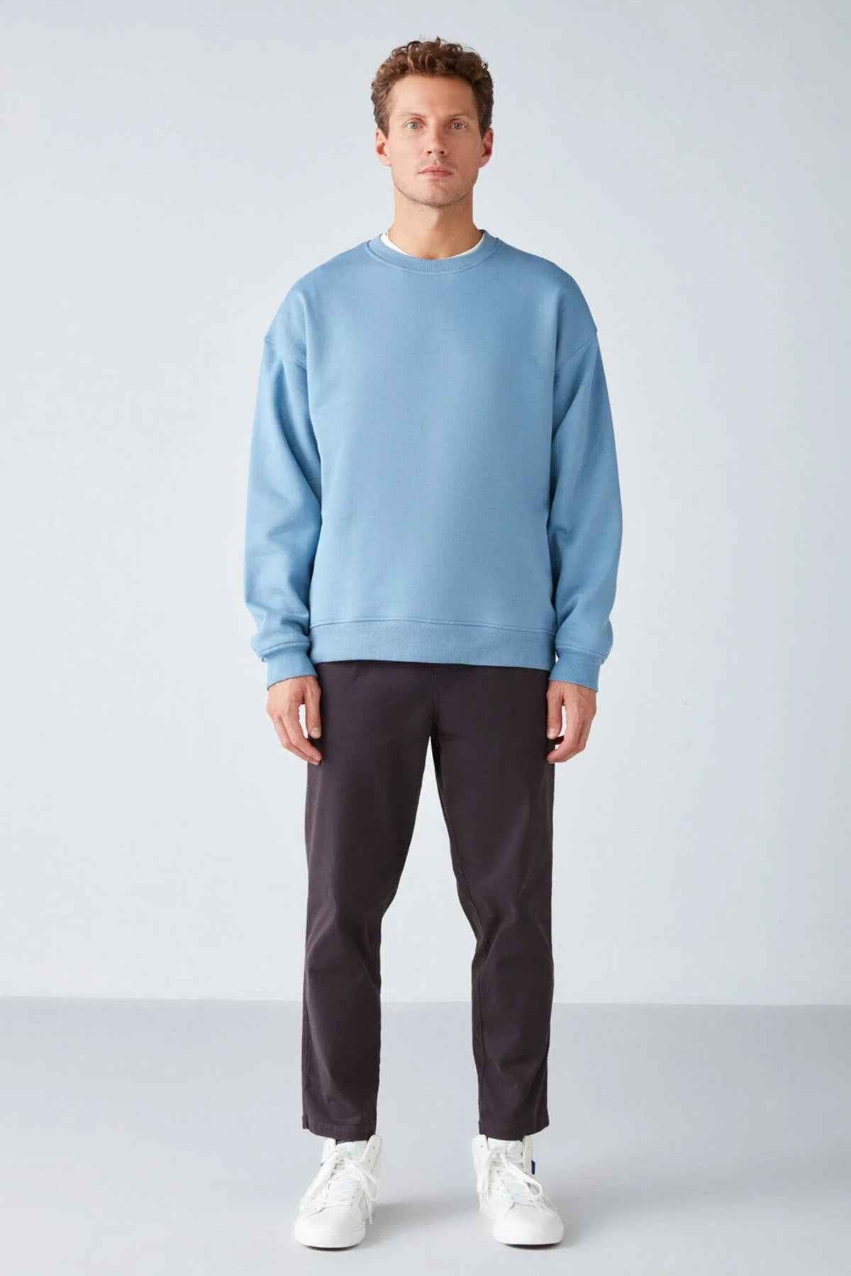 Men's oversized light blue sweatshirt, relaxed crew neck, ribbed hem and cuffs