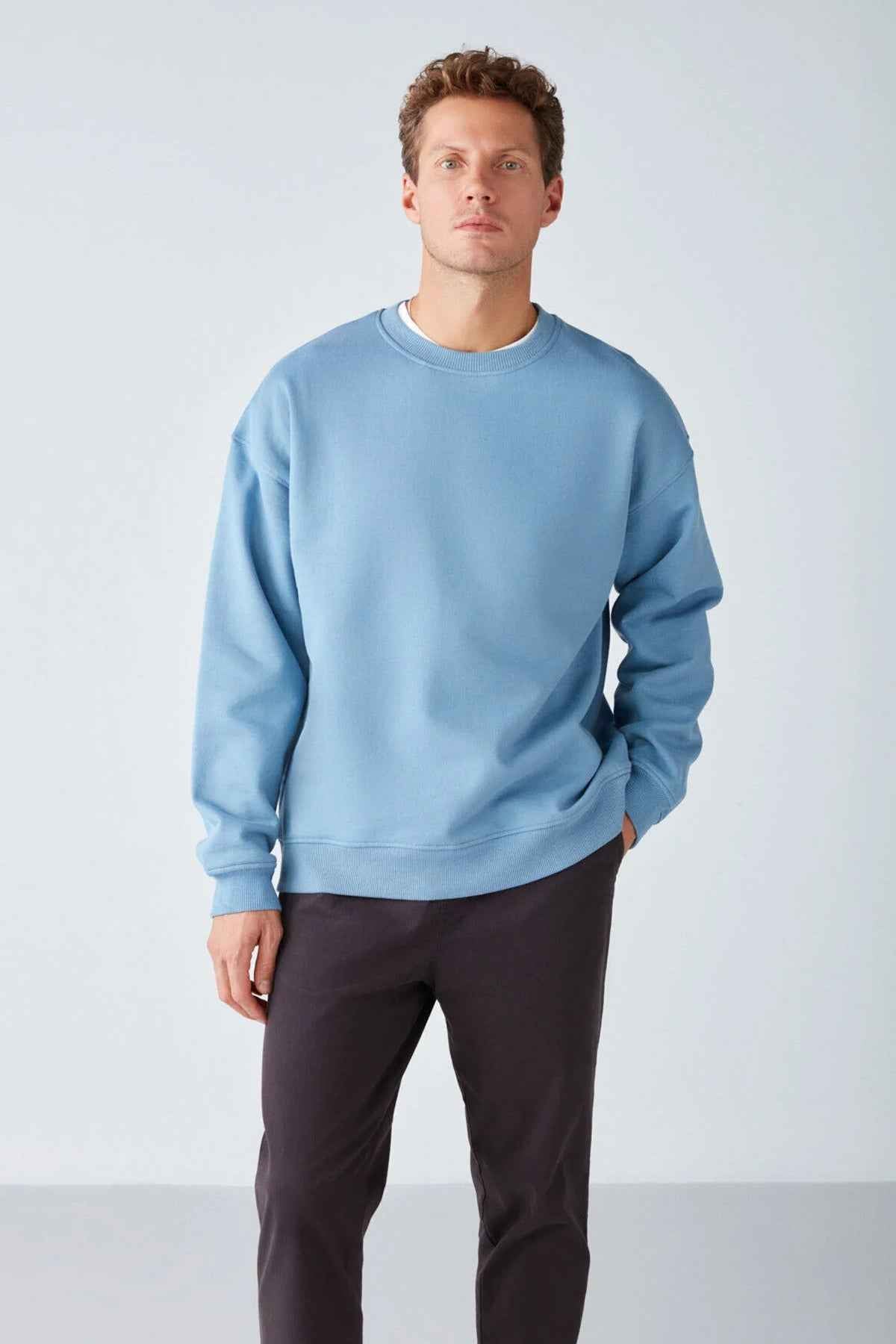 Men's oversized light blue sweatshirt with crew neck, relaxed fit and ribbed cuffs