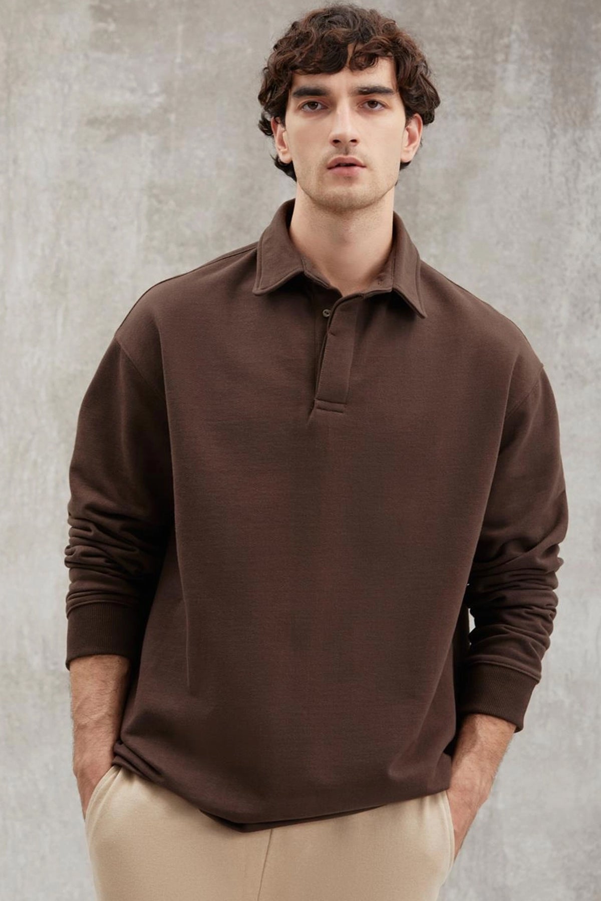 Brown sweatshirt with collared neckline and relaxed fit, long sleeves