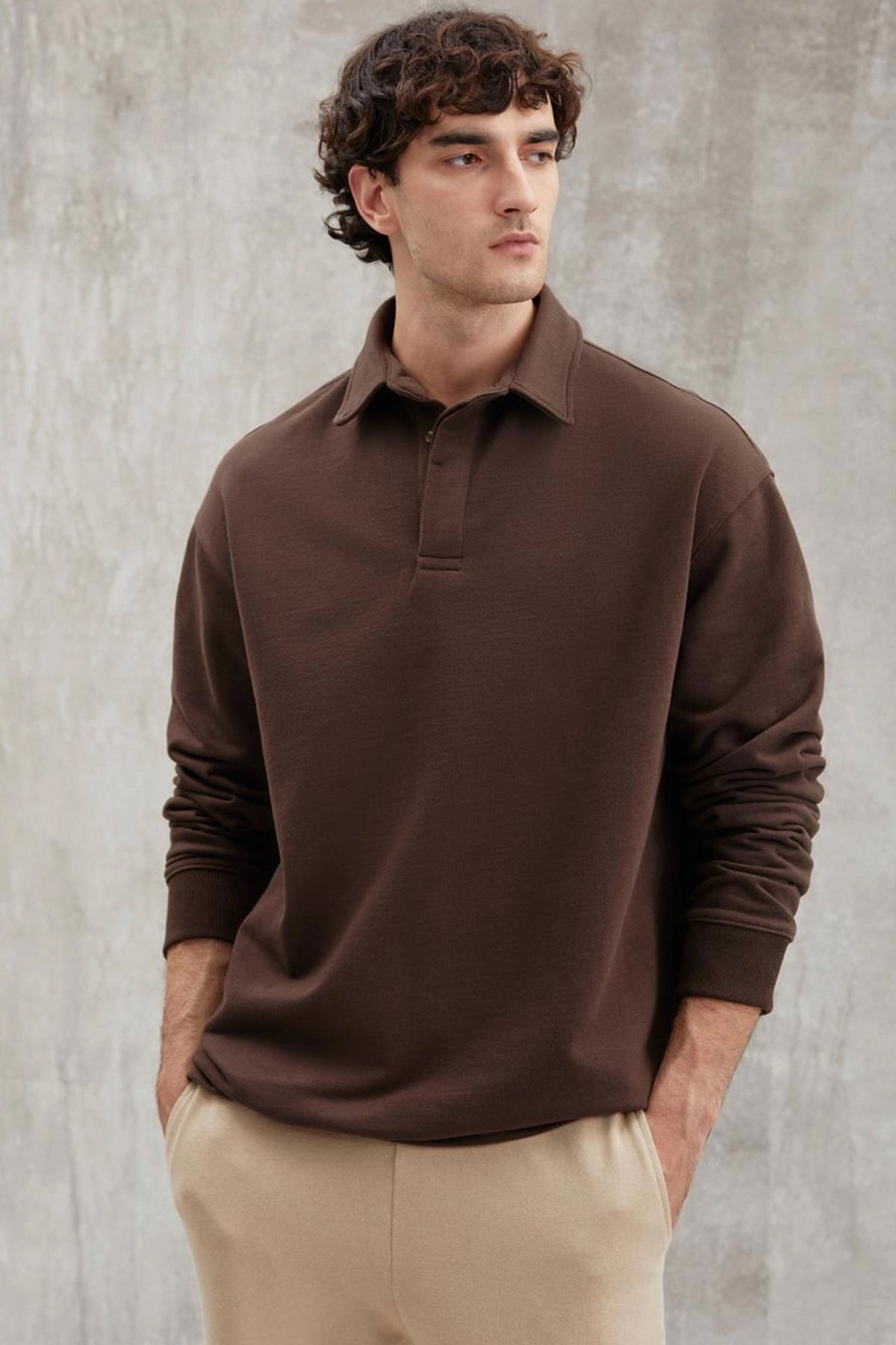 Brown sweatshirt with collared neckline, relaxed fit, side view