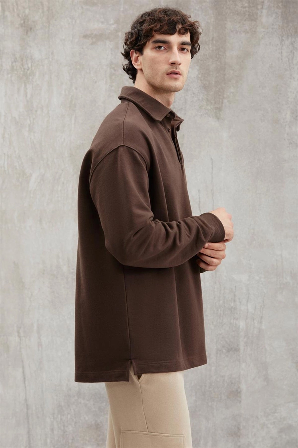 Brown collared sweatshirt with long sleeves, relaxed fit, side profile