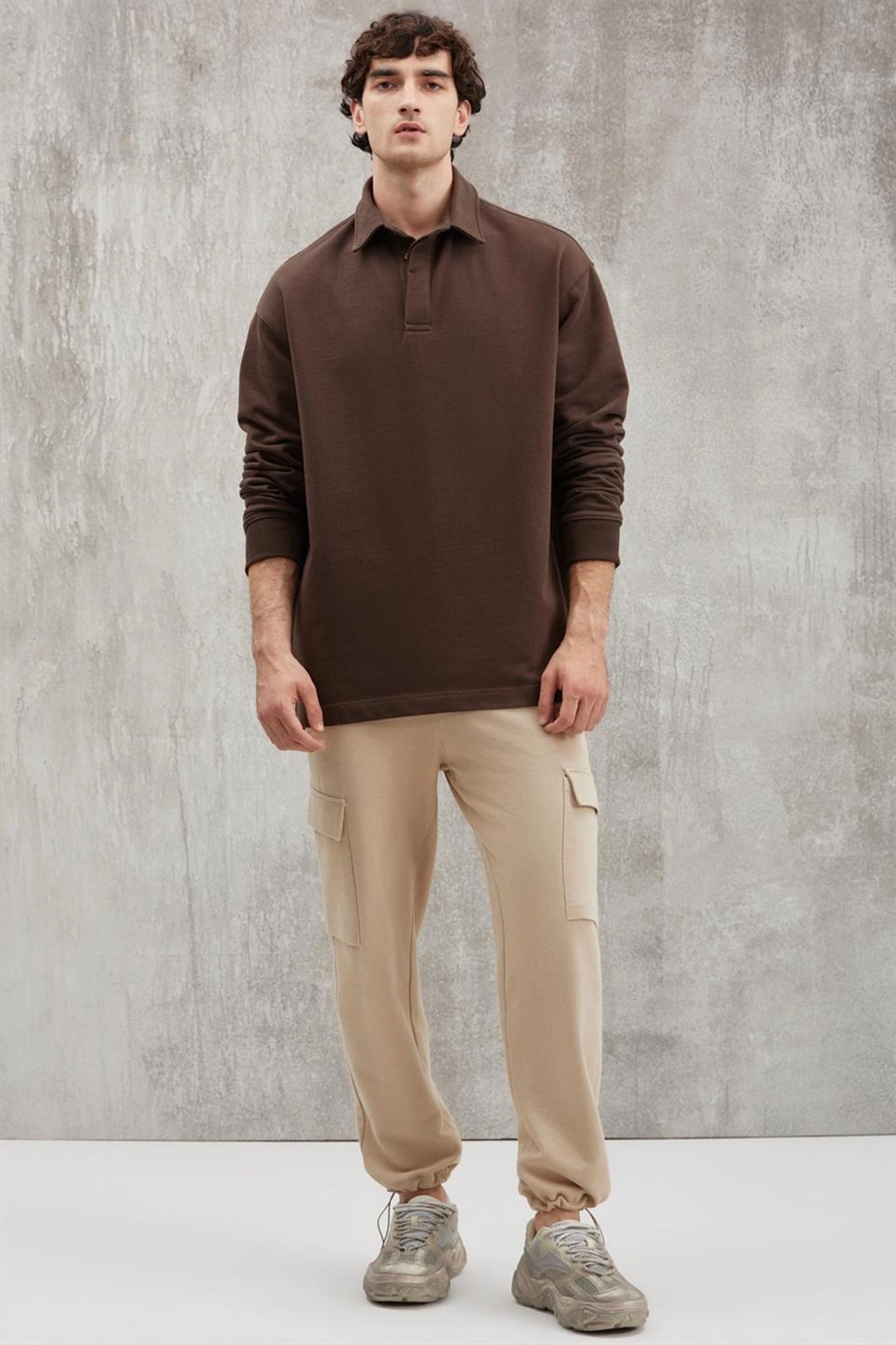 Brown sweatshirt with collared neckline, relaxed fit, front view on model