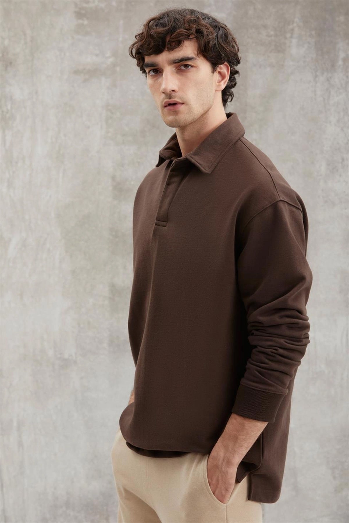 Brown collared sweatshirt with long sleeves, relaxed fit, shoulder view