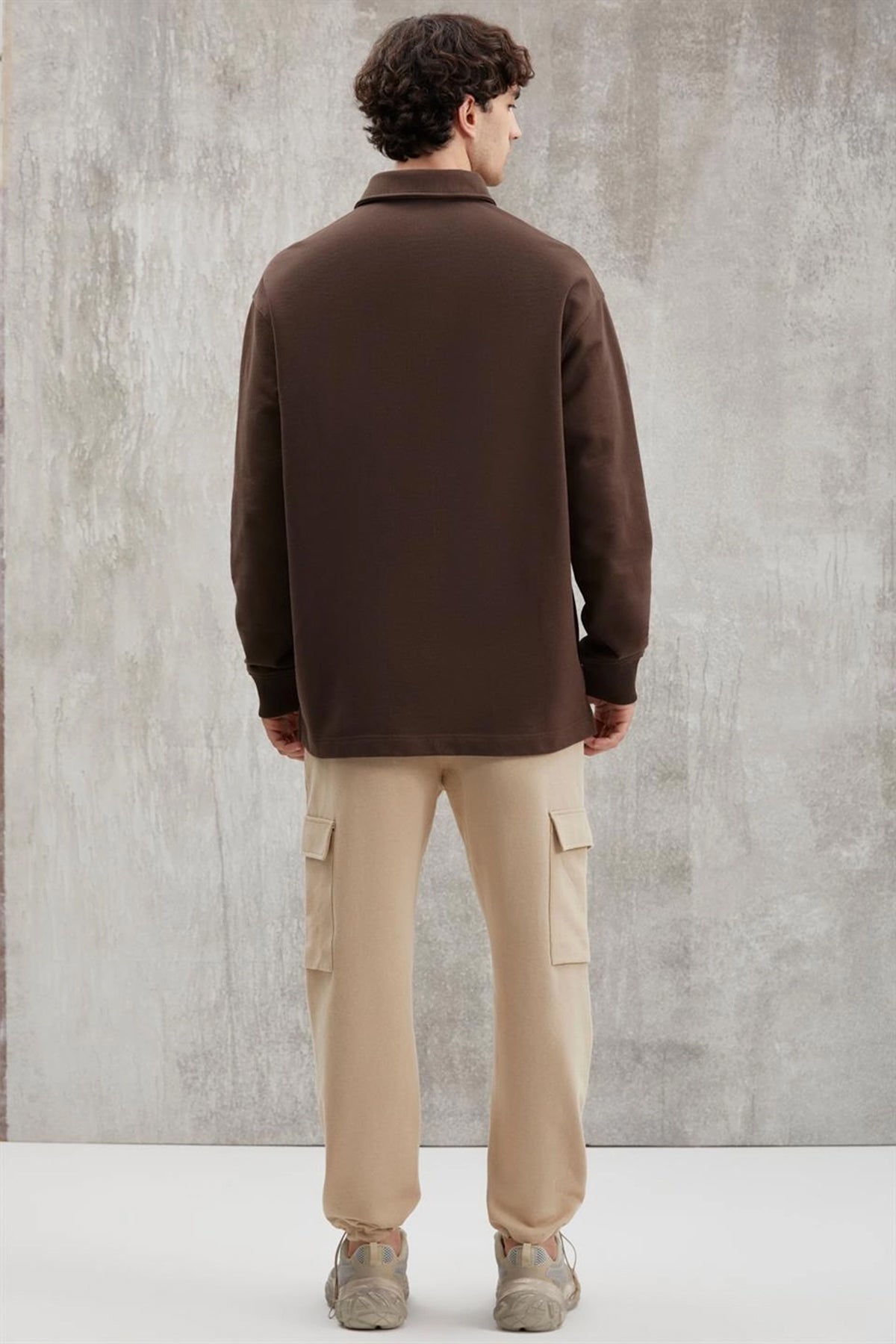 Brown sweatshirt with collared neckline, relaxed fit, back view