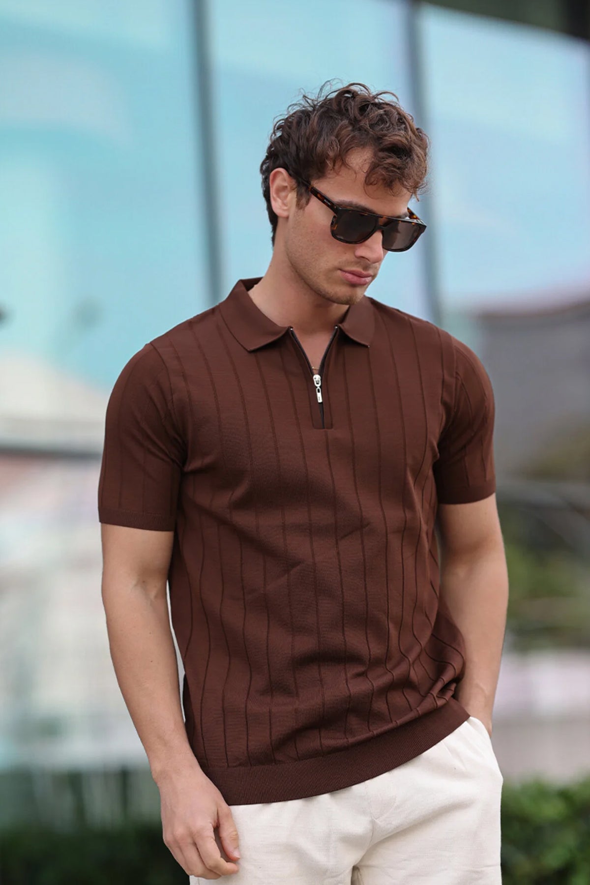 Brown short-sleeve half-zip polo shirt with stand collar and vertical knit stripes