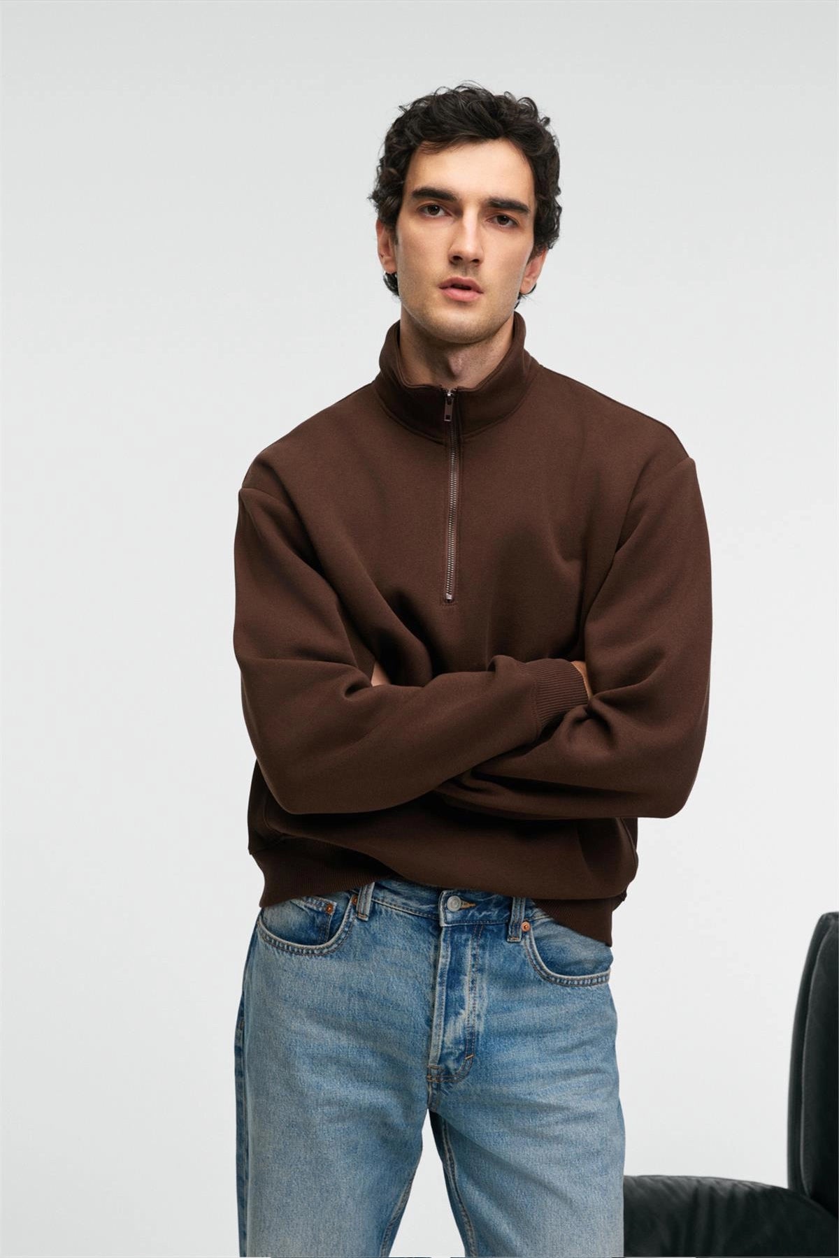 Brown relaxed-fit zip stand-collar sweatshirt, arms crossed front view