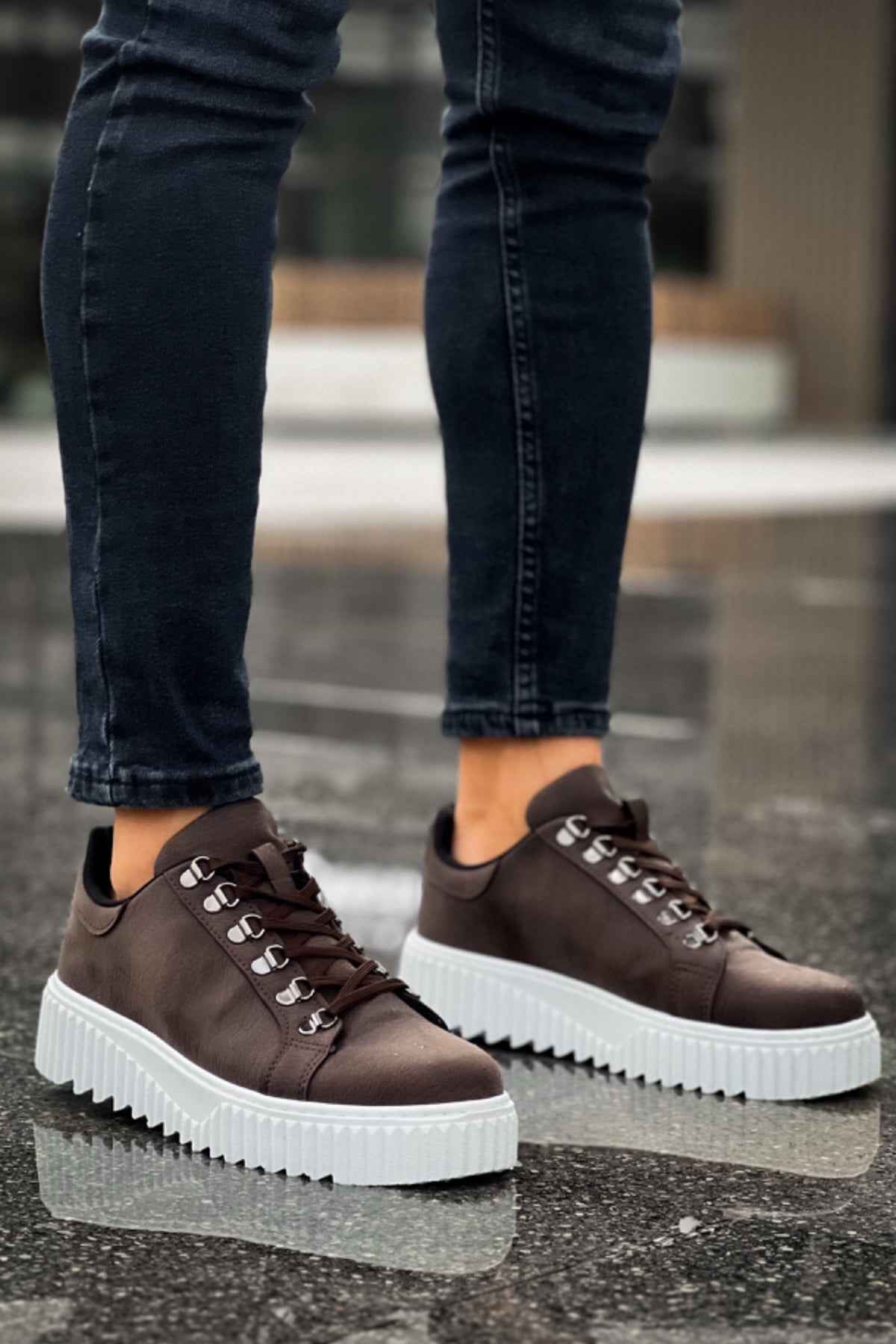 Men's brown low-top sneakers with white rubber sole and lace-up front