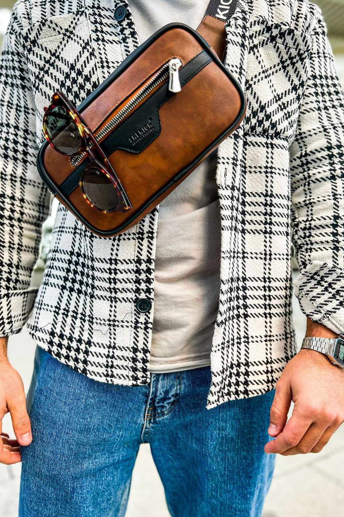 Men's tablet bag with brown leather-look body, black trim, front zipper and eyeglasses