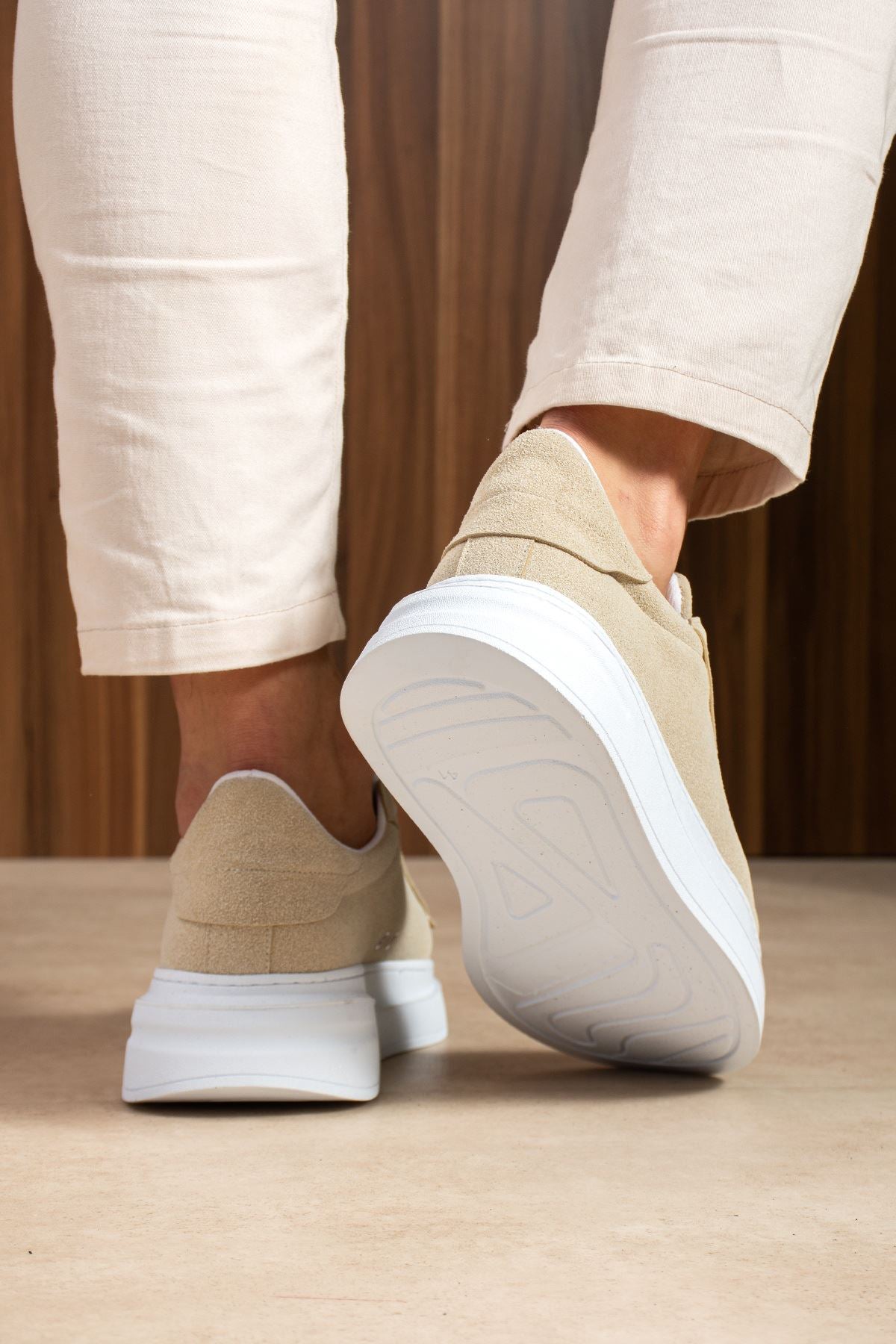 Beige suede sneakers heel and outsole detail with white rubber sole