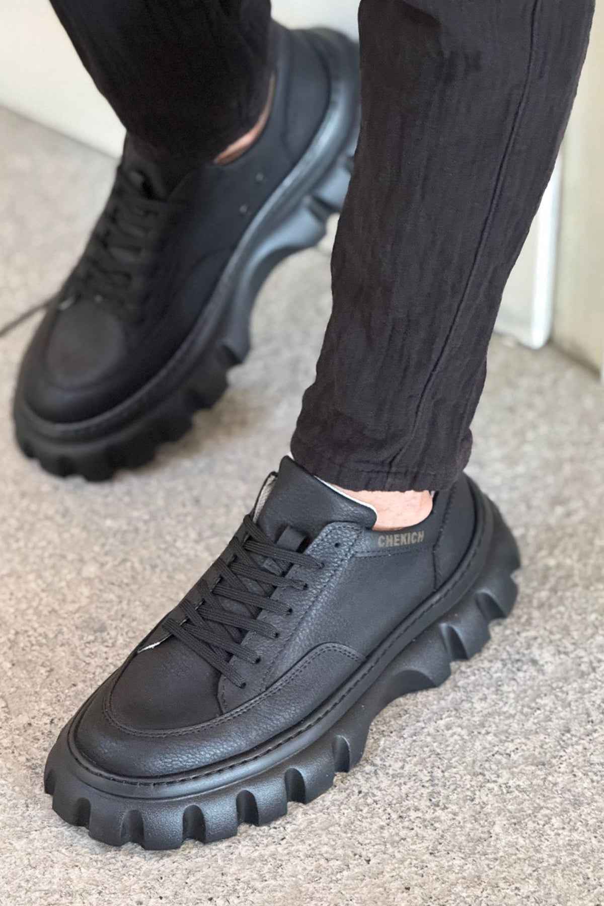 Men's casual black sneakers with lace-up vamp and chunky rubber sole