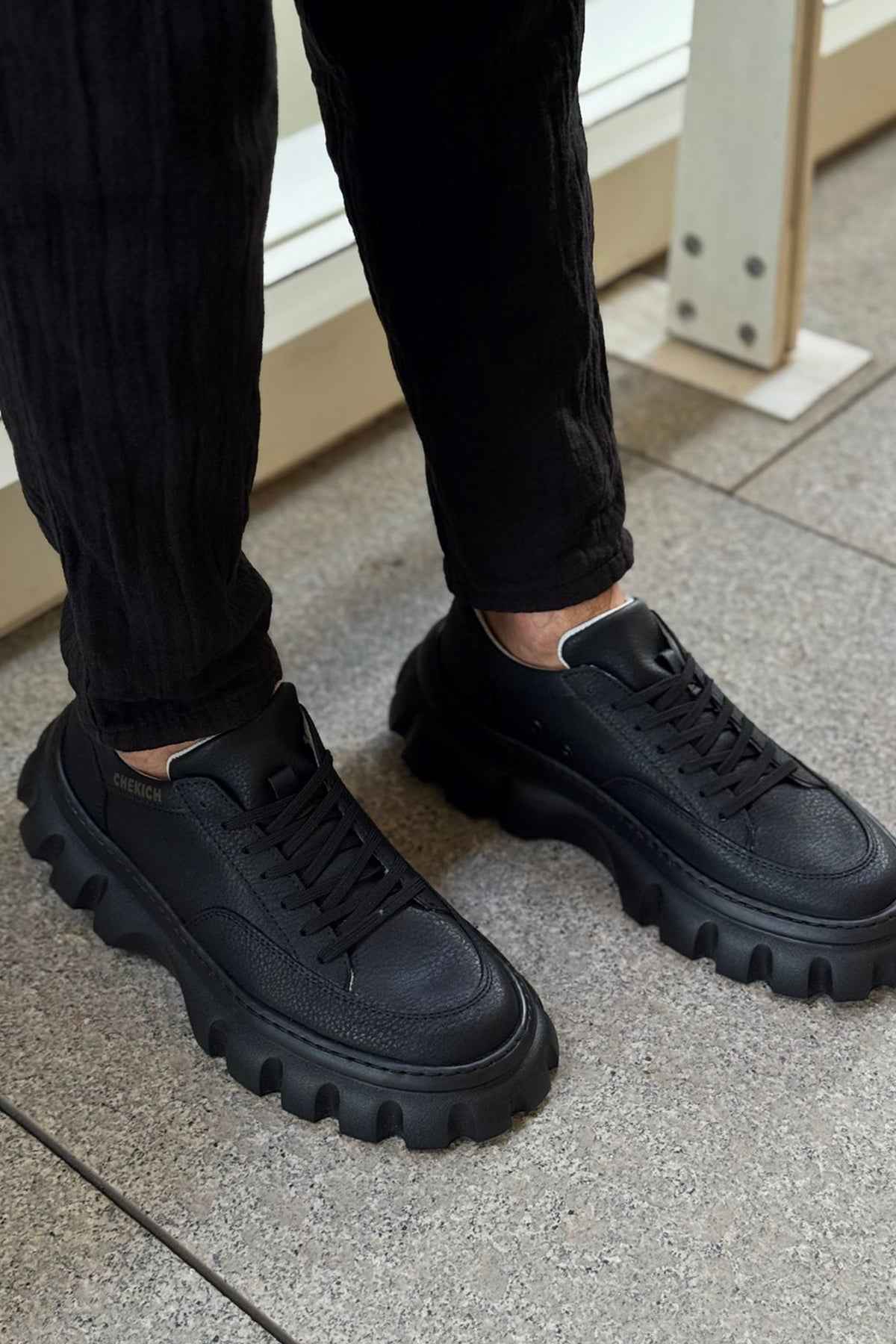 Men's casual black lace-up sneakers with chunky lug sole