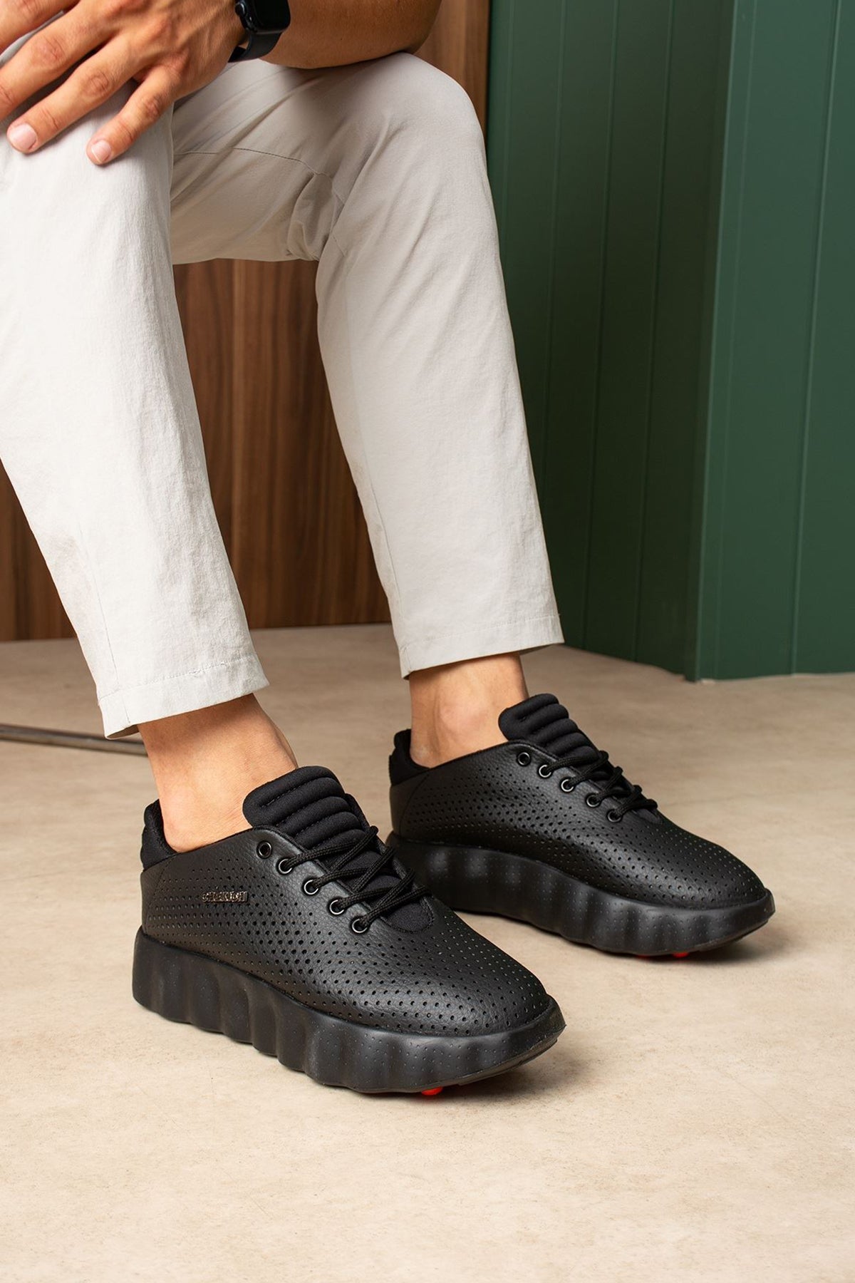 Men's Casual Black Suede Sneakers - 600