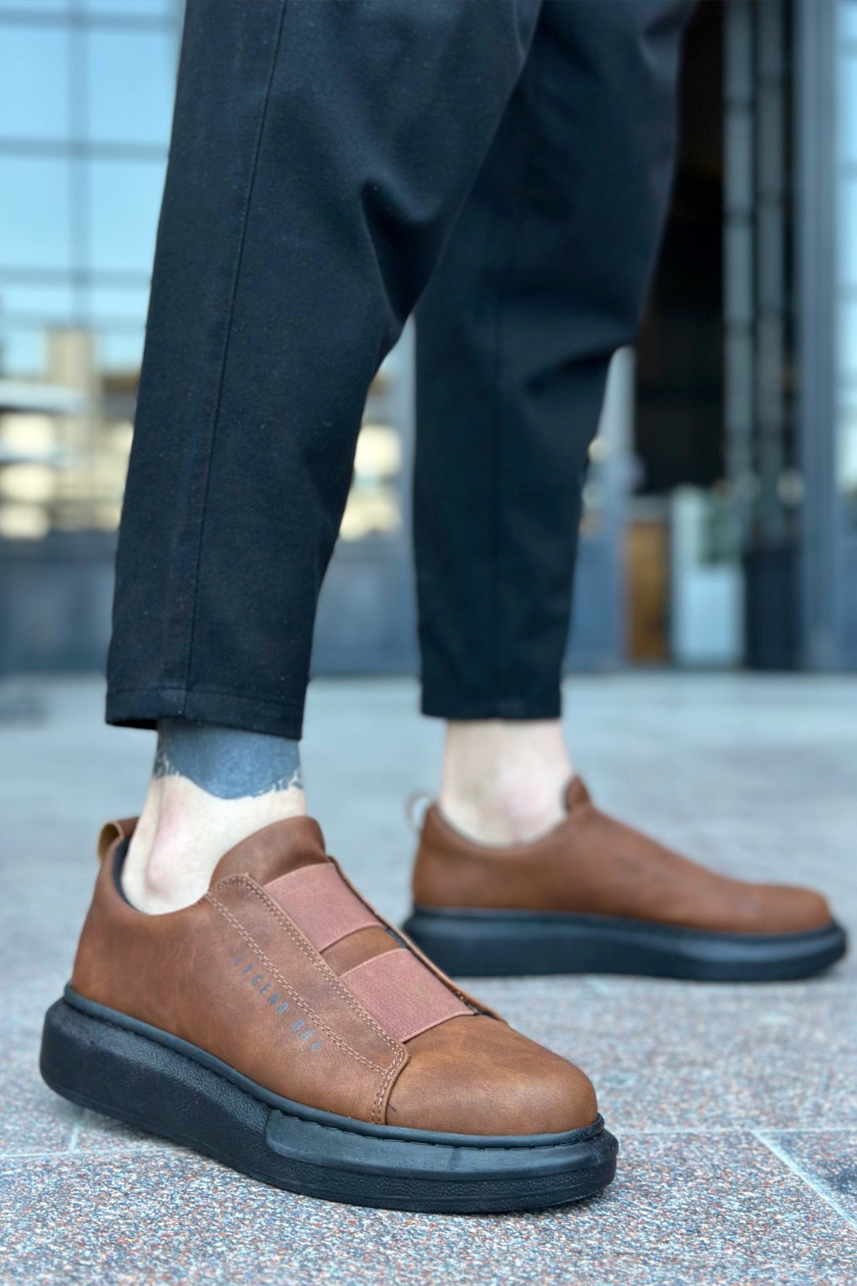 Men's brown casual sneakers with low profile and dark rubber sole