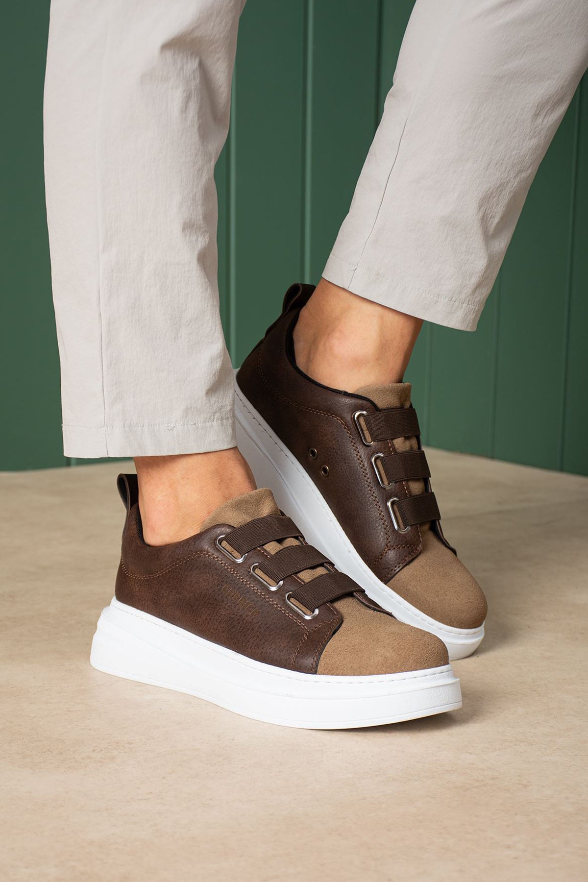 Men's brown casual sneakers with double-strap and white rubber sole
